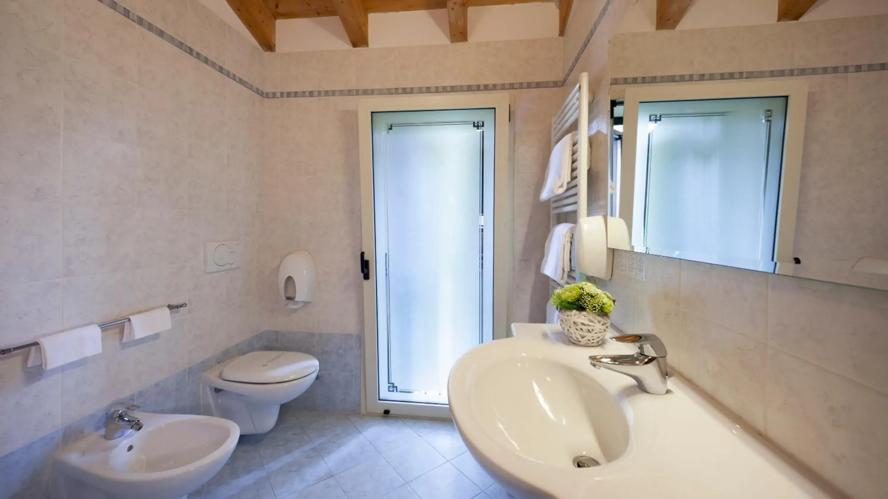 Quintuple Depandance No Elevator in Hotel Bel Sito Peschiera Quintuple Depandance No Elevator in Hotel Bel Sito Peschiera