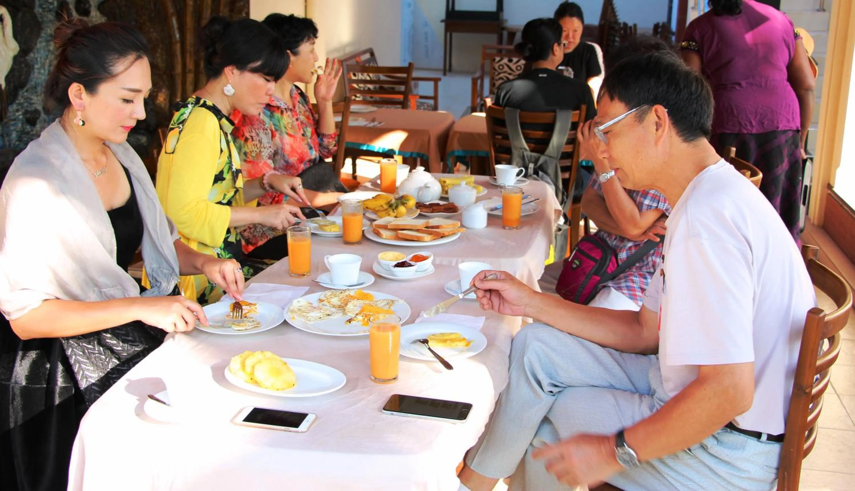 Breakfast in Holiday Fashion Inn