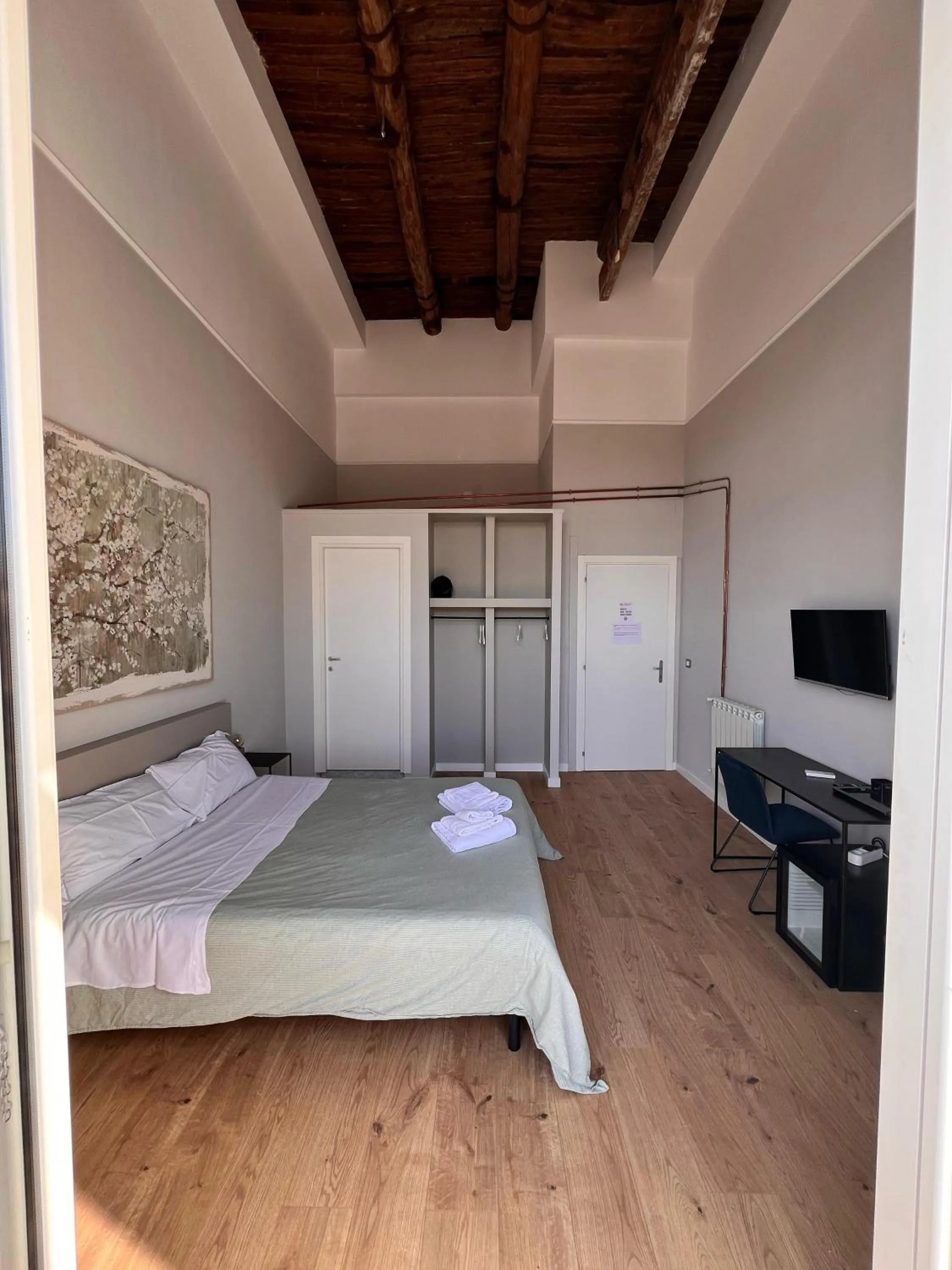 Photo of the whole room, Bed in Bellini View