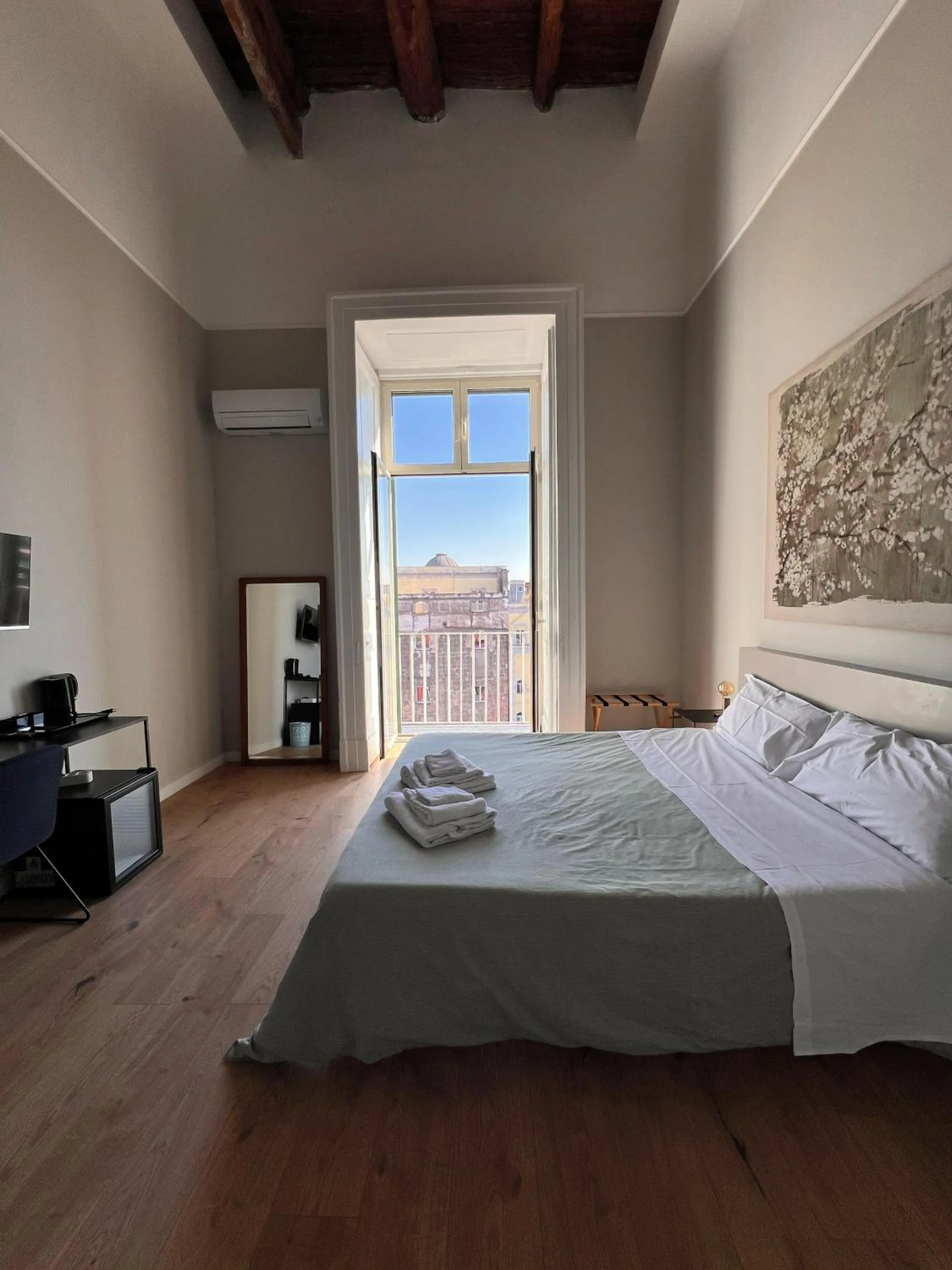 Photo of the whole room, Bed in Bellini View