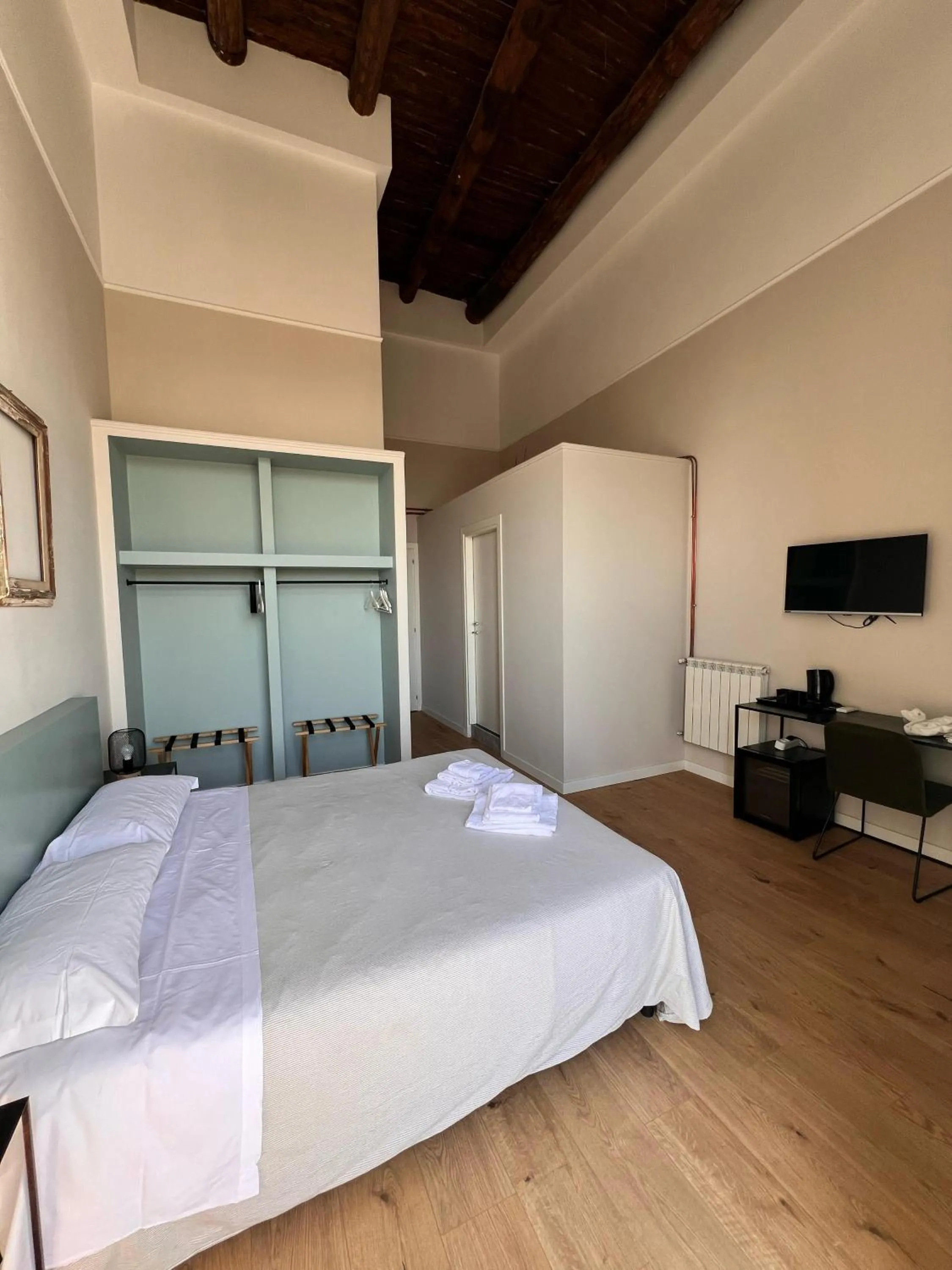 Photo of the whole room, Bed in Bellini View