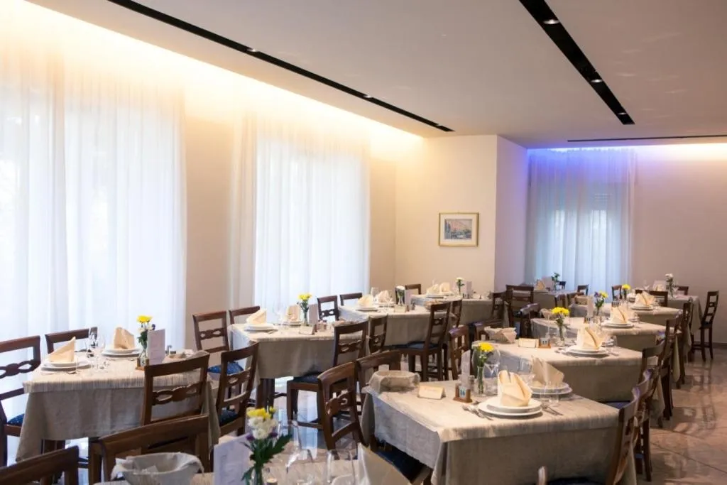 Restaurant/places to eat in Hotel Pace