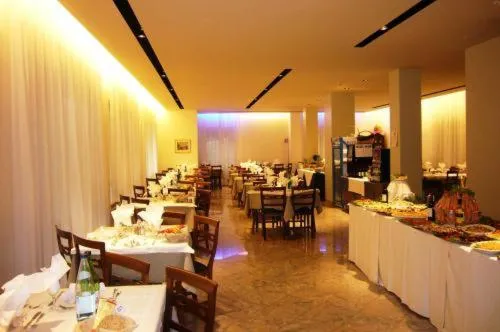 Restaurant/places to eat in Hotel Pace