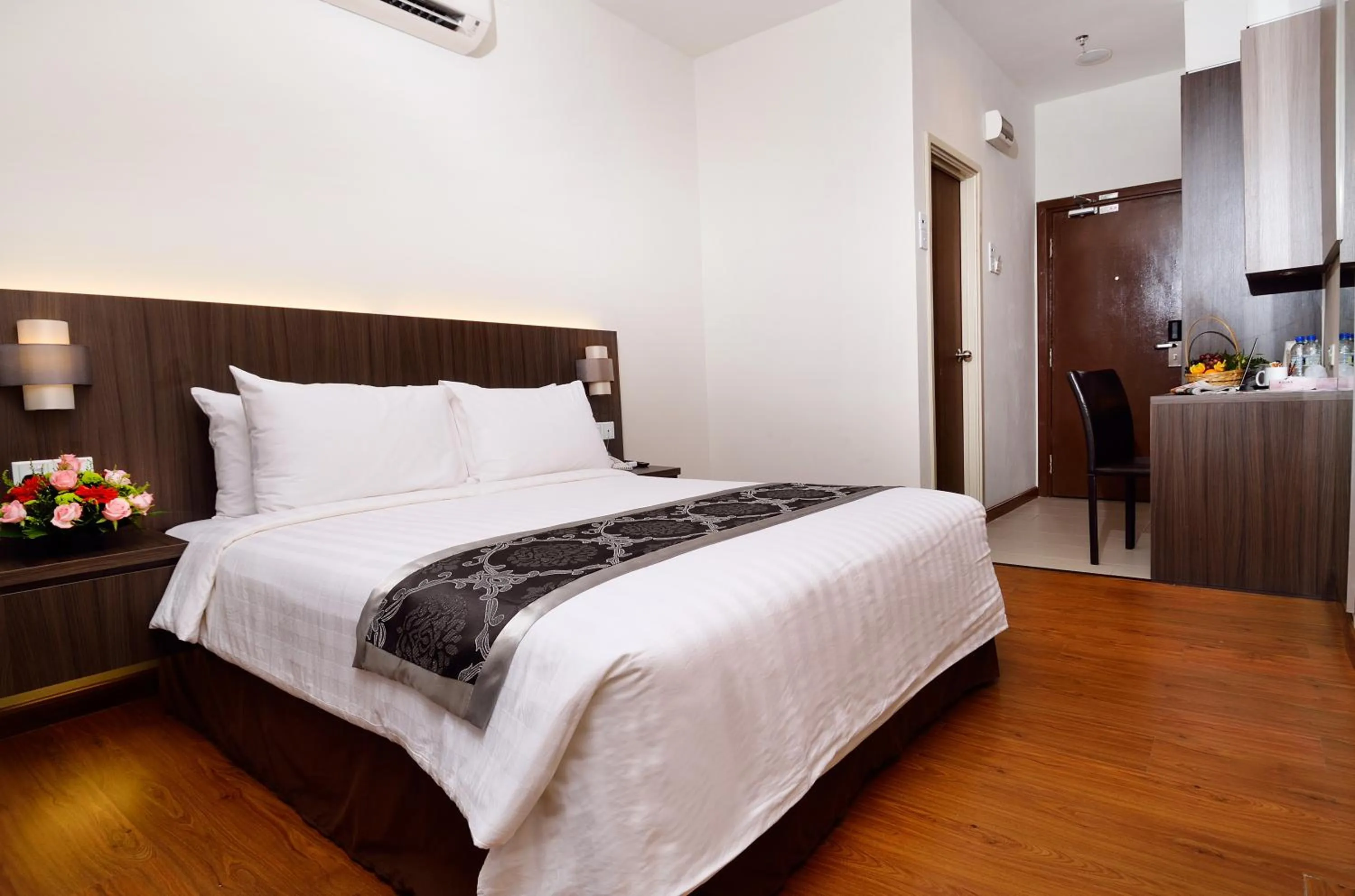 Photo of the whole room, Bed in Holiday Villa Hotel & Suites Kota Bharu - Wakaf Che Yeh, Night Market