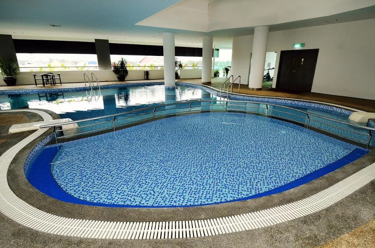 Swimming pool in Holiday Villa Hotel & Suites Kota Bharu - Wakaf Che Yeh, Night Market