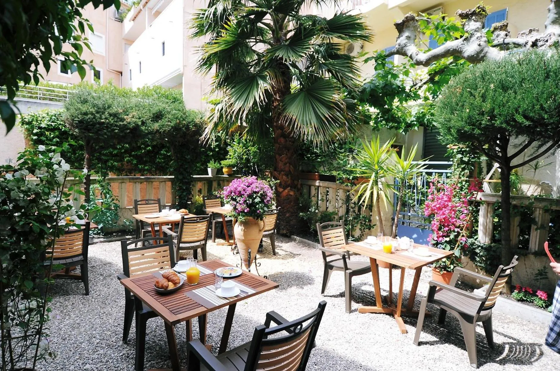 Patio in Hôtel le Chardon Bleu