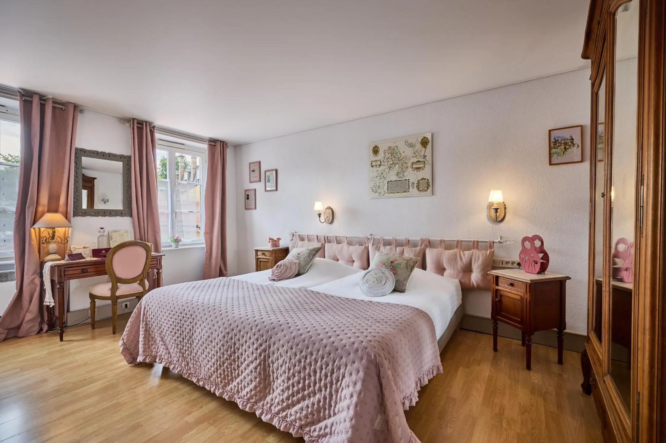 Photo of the whole room, Bed in The Originals Boutique, Hôtel de la Balance, Montbéliard