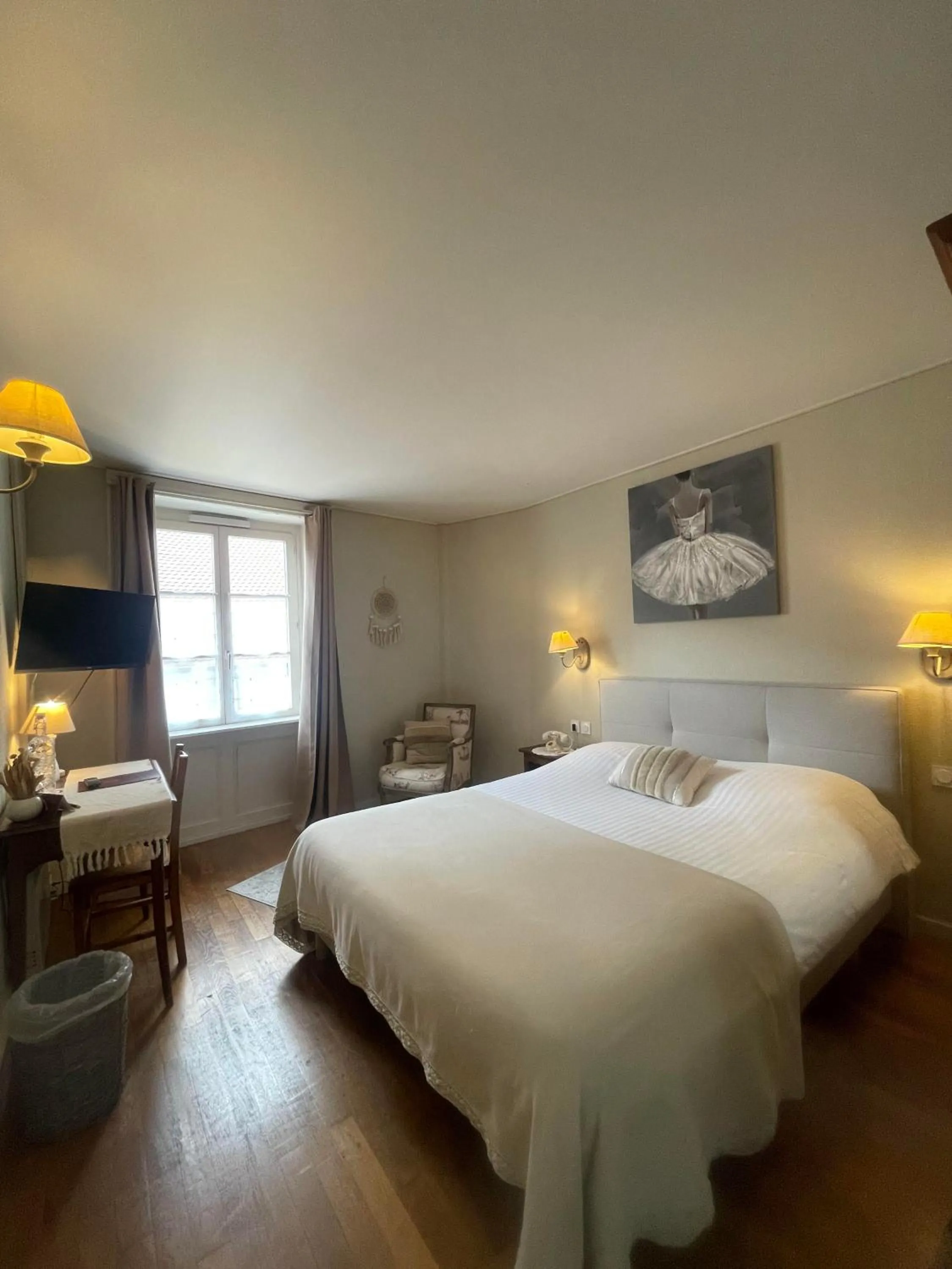 Photo of the whole room, Bed in The Originals Boutique, Hôtel de la Balance, Montbéliard
