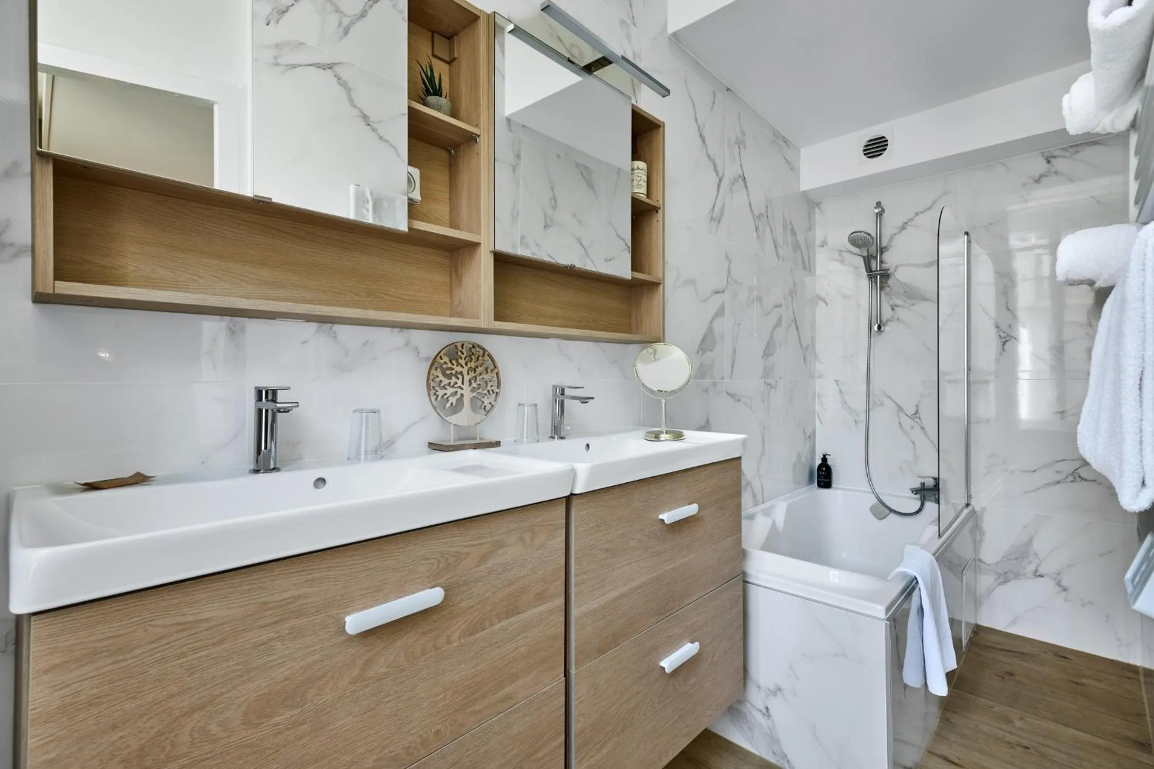 Bathroom in The Originals Boutique, Hôtel de la Balance, Montbéliard