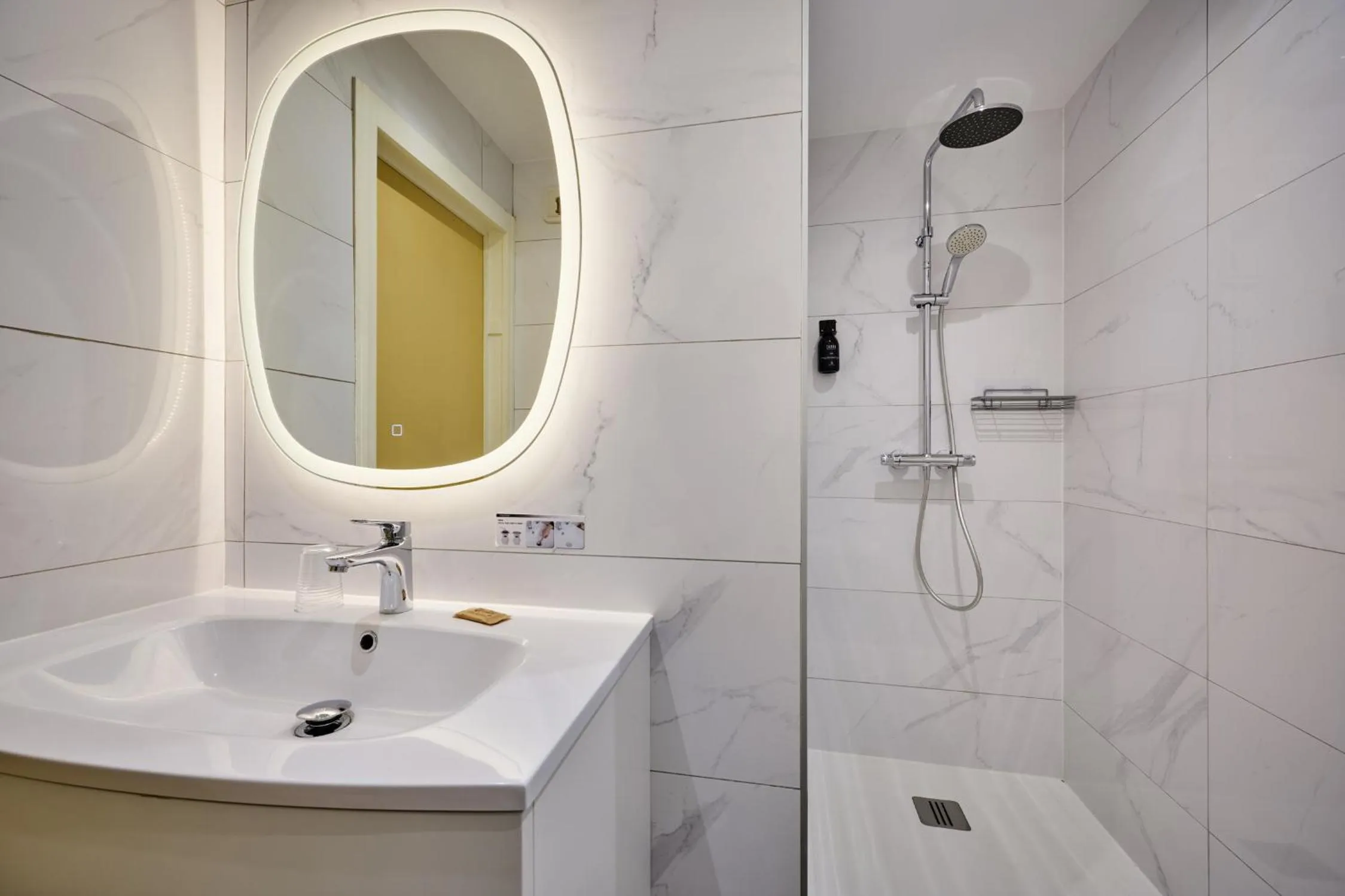 Bathroom in The Originals Boutique, Hôtel de la Balance, Montbéliard