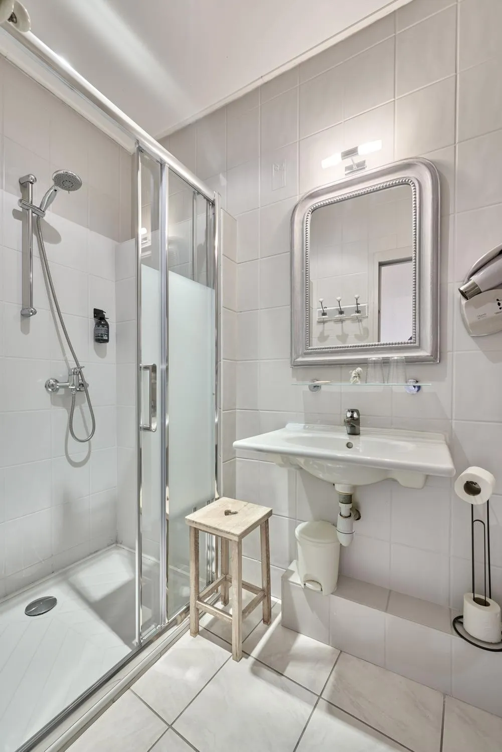Bathroom in The Originals Boutique, Hôtel de la Balance, Montbéliard