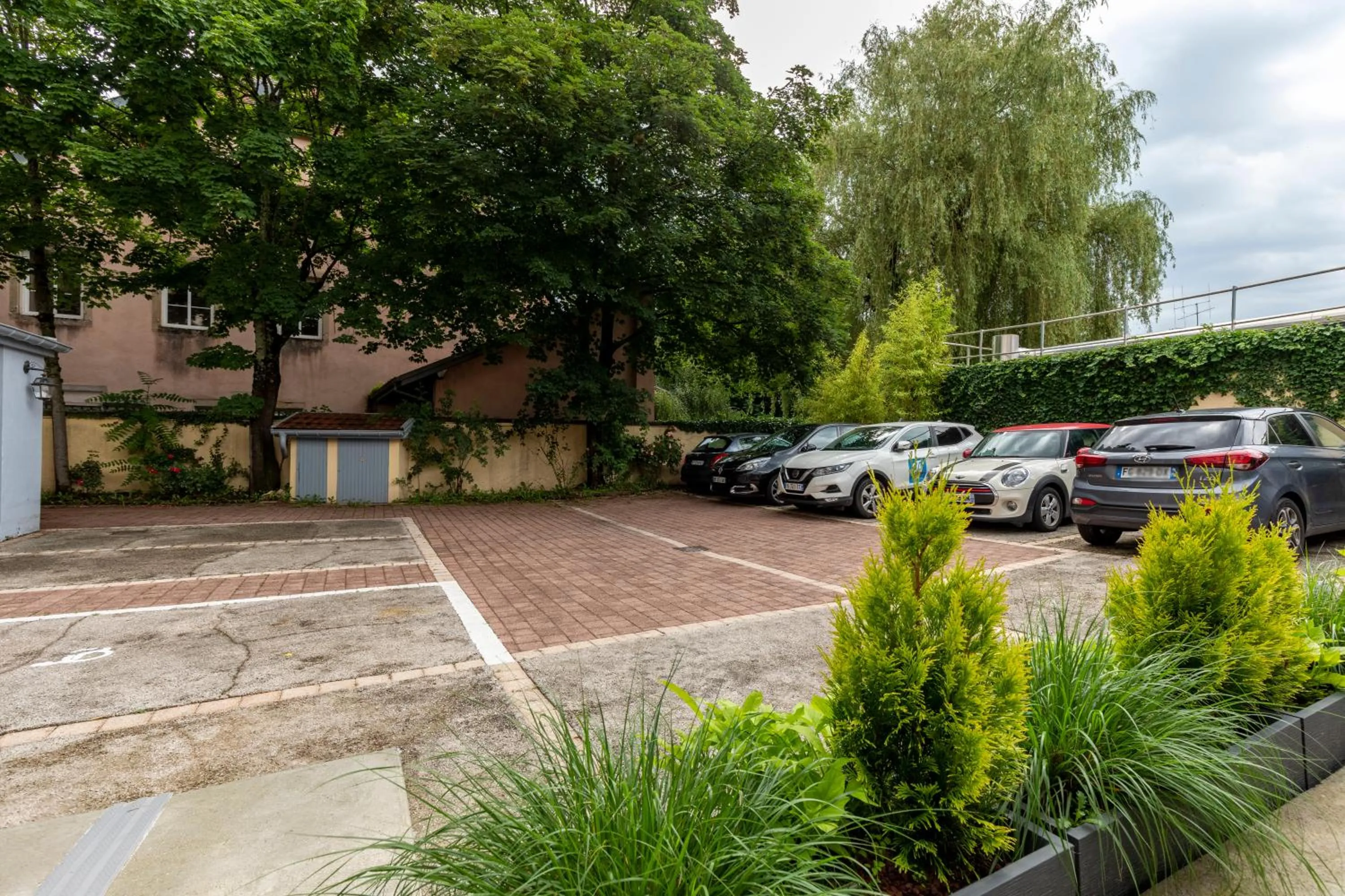 Parking in The Originals Boutique, Hôtel de la Balance, Montbéliard