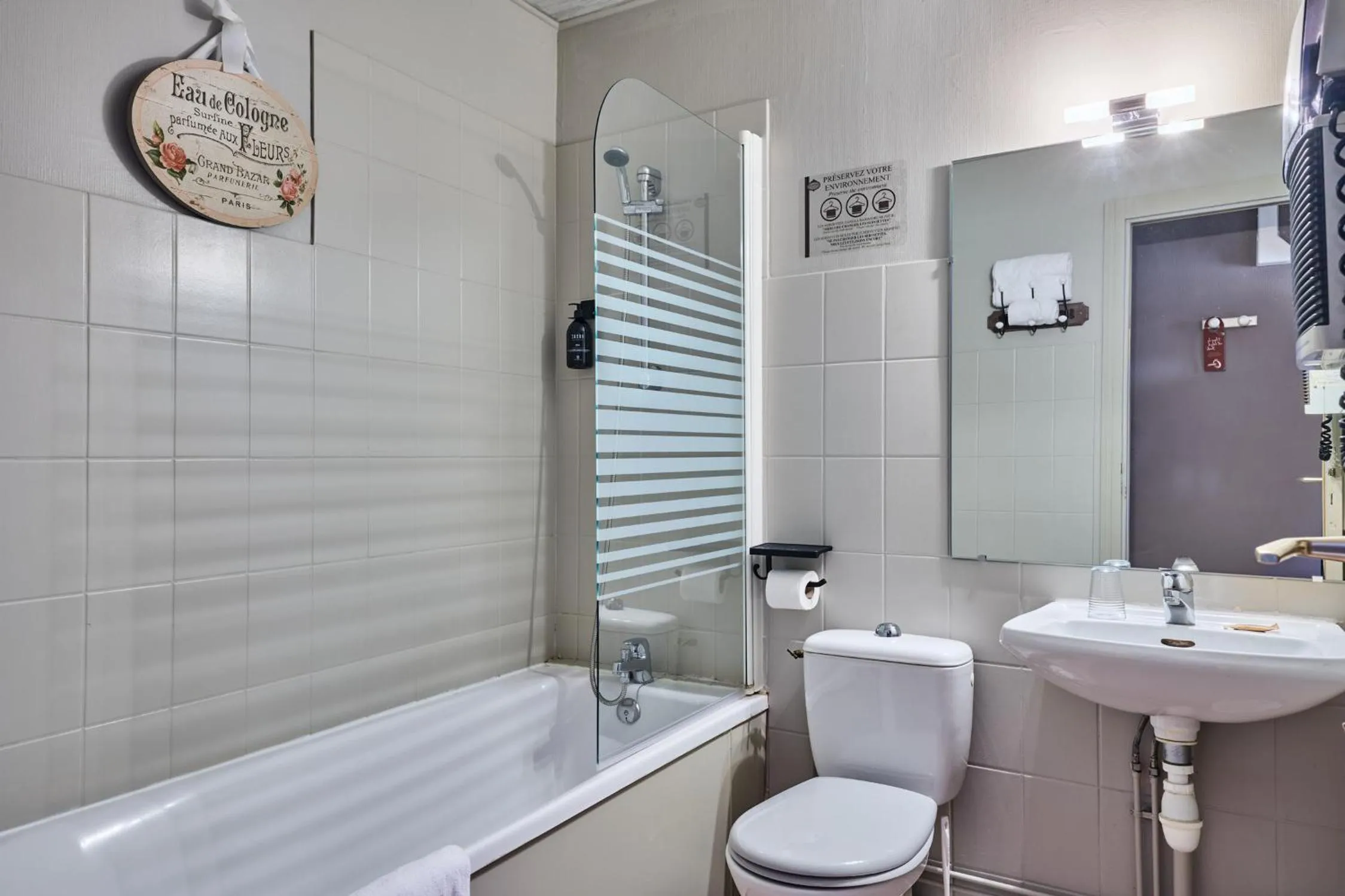 Bathroom in The Originals Boutique, Hôtel de la Balance, Montbéliard