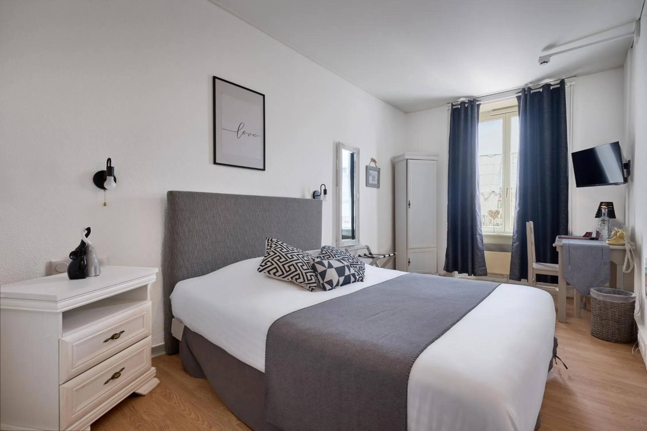 Photo of the whole room, Bed in The Originals Boutique, Hôtel de la Balance, Montbéliard