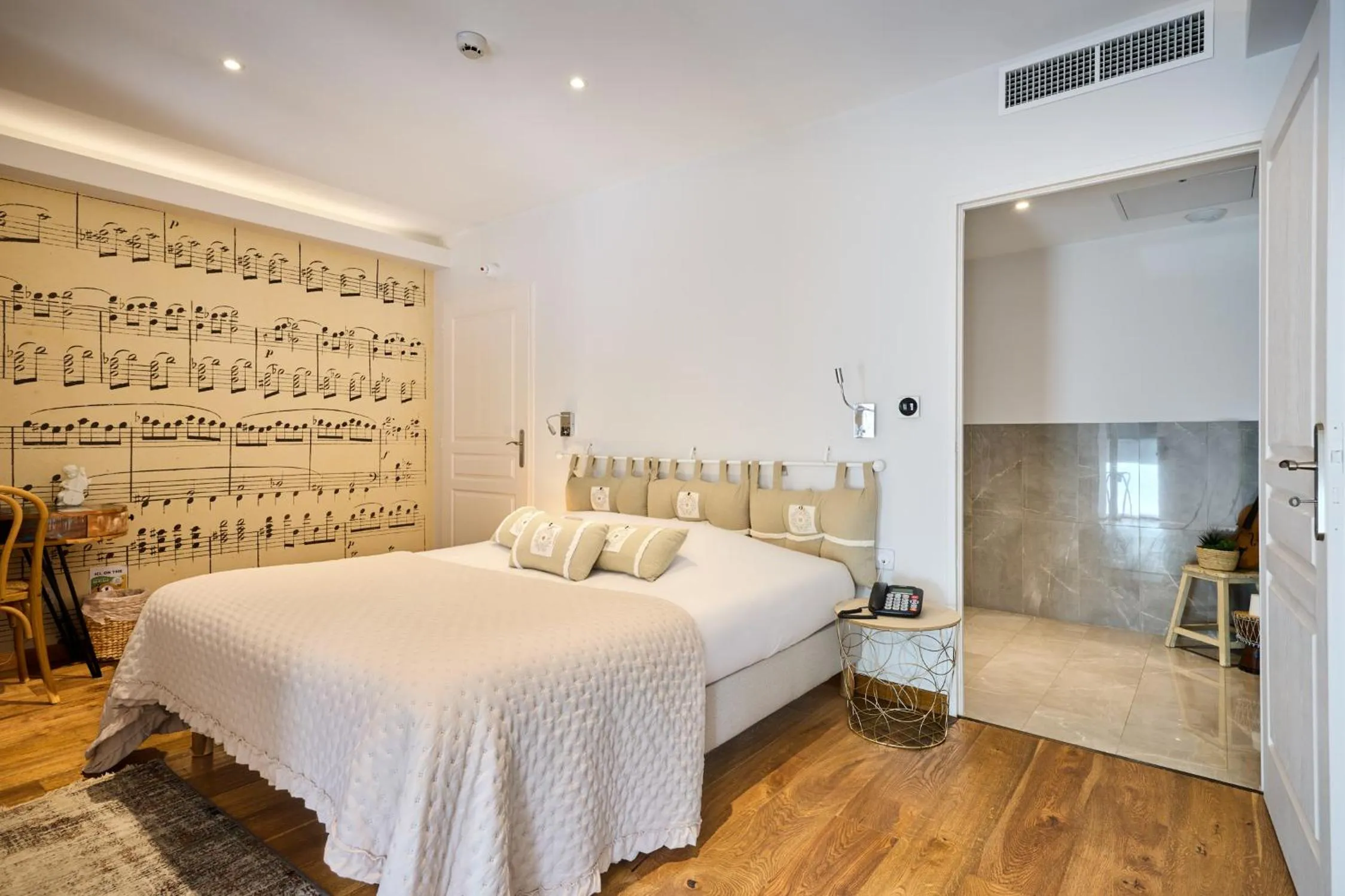 Photo of the whole room, Bed in The Originals Boutique, Hôtel de la Balance, Montbéliard