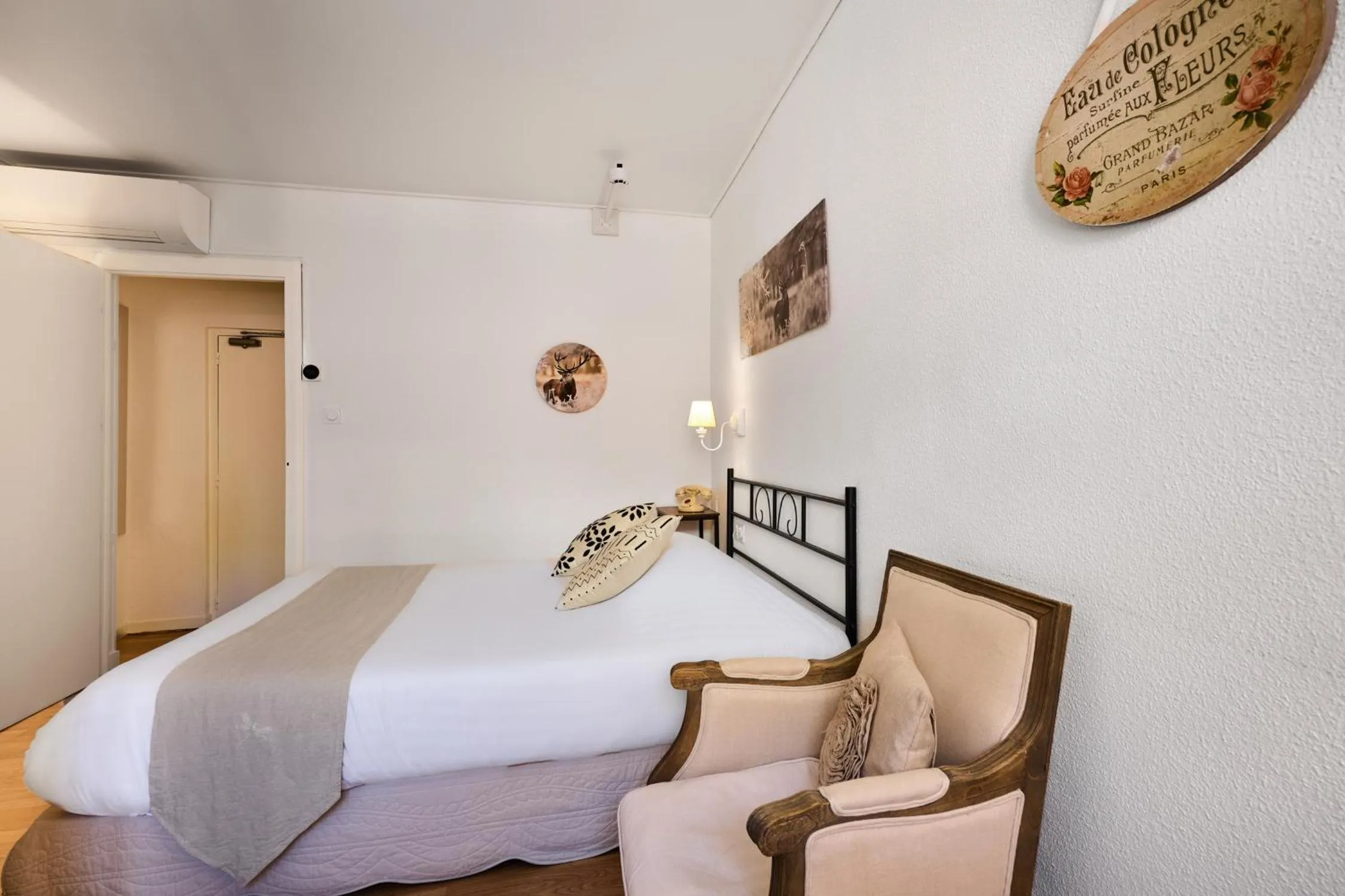 Bedroom, Bed in The Originals Boutique, Hôtel de la Balance, Montbéliard
