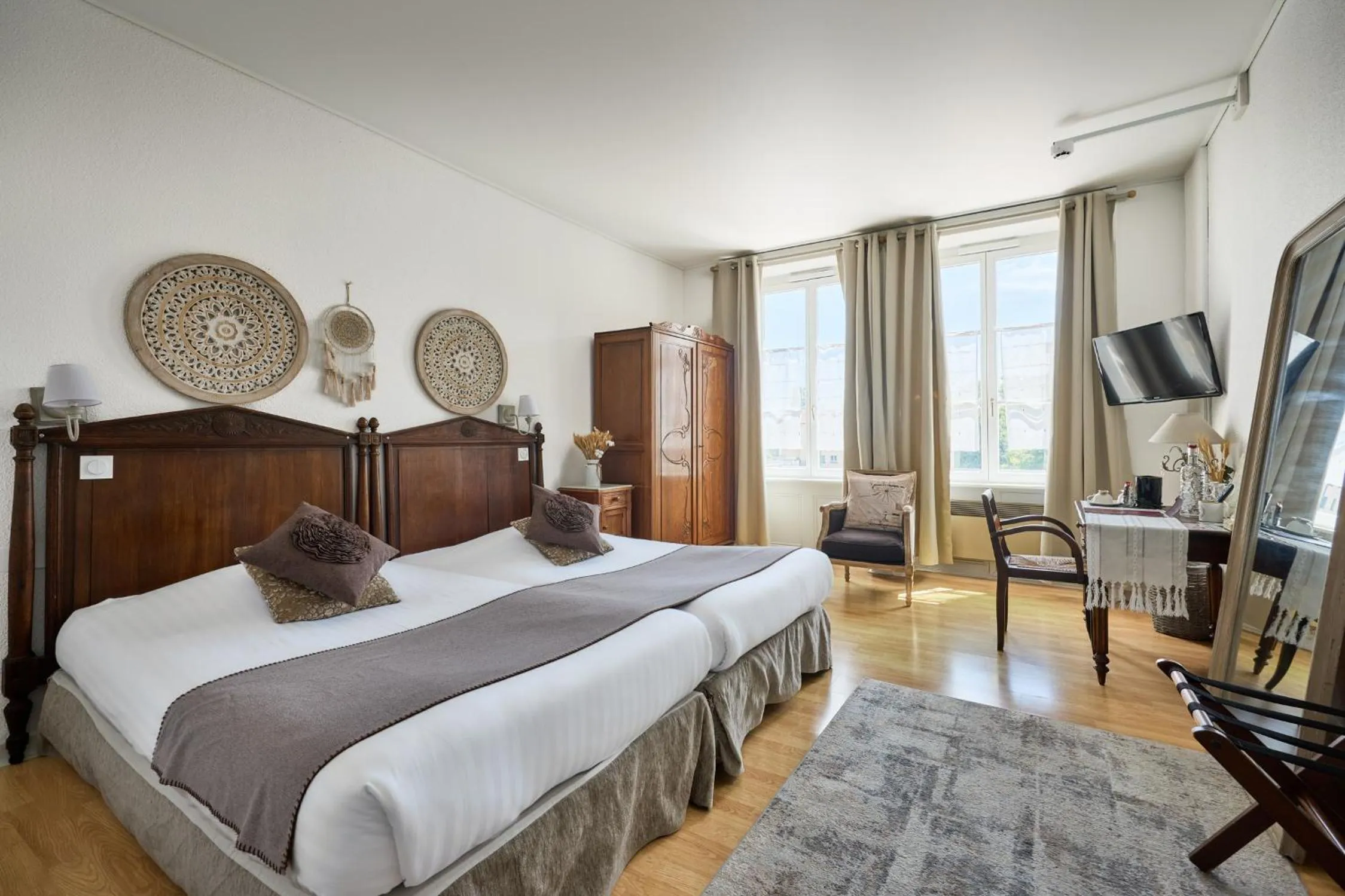 Photo of the whole room, Bed in The Originals Boutique, Hôtel de la Balance, Montbéliard