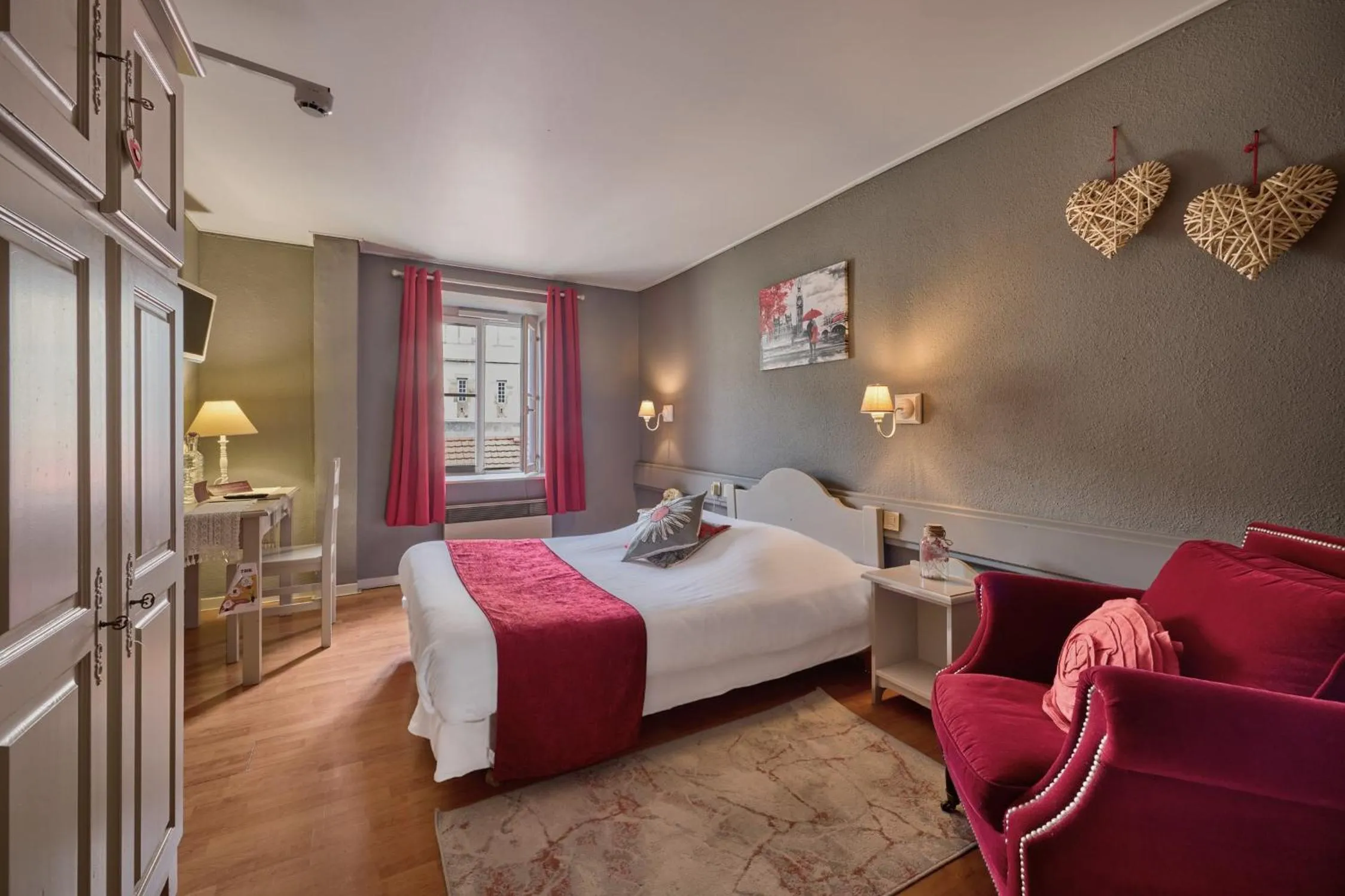 Photo of the whole room, Bed in The Originals Boutique, Hôtel de la Balance, Montbéliard