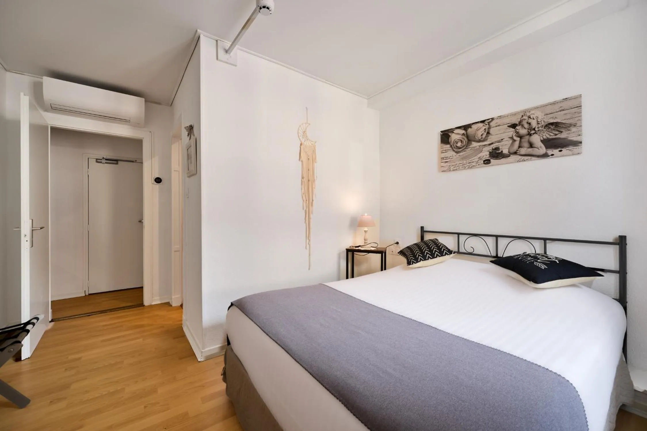 Bedroom, Bed in The Originals Boutique, Hôtel de la Balance, Montbéliard