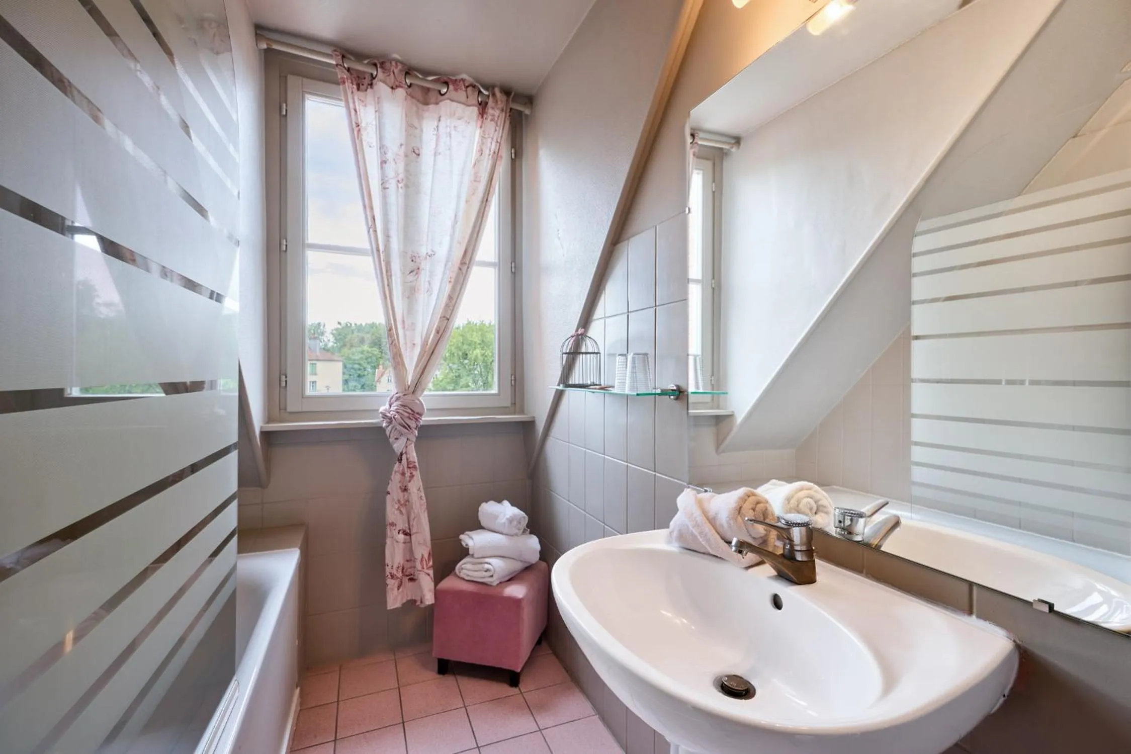 Bathroom in The Originals Boutique, Hôtel de la Balance, Montbéliard