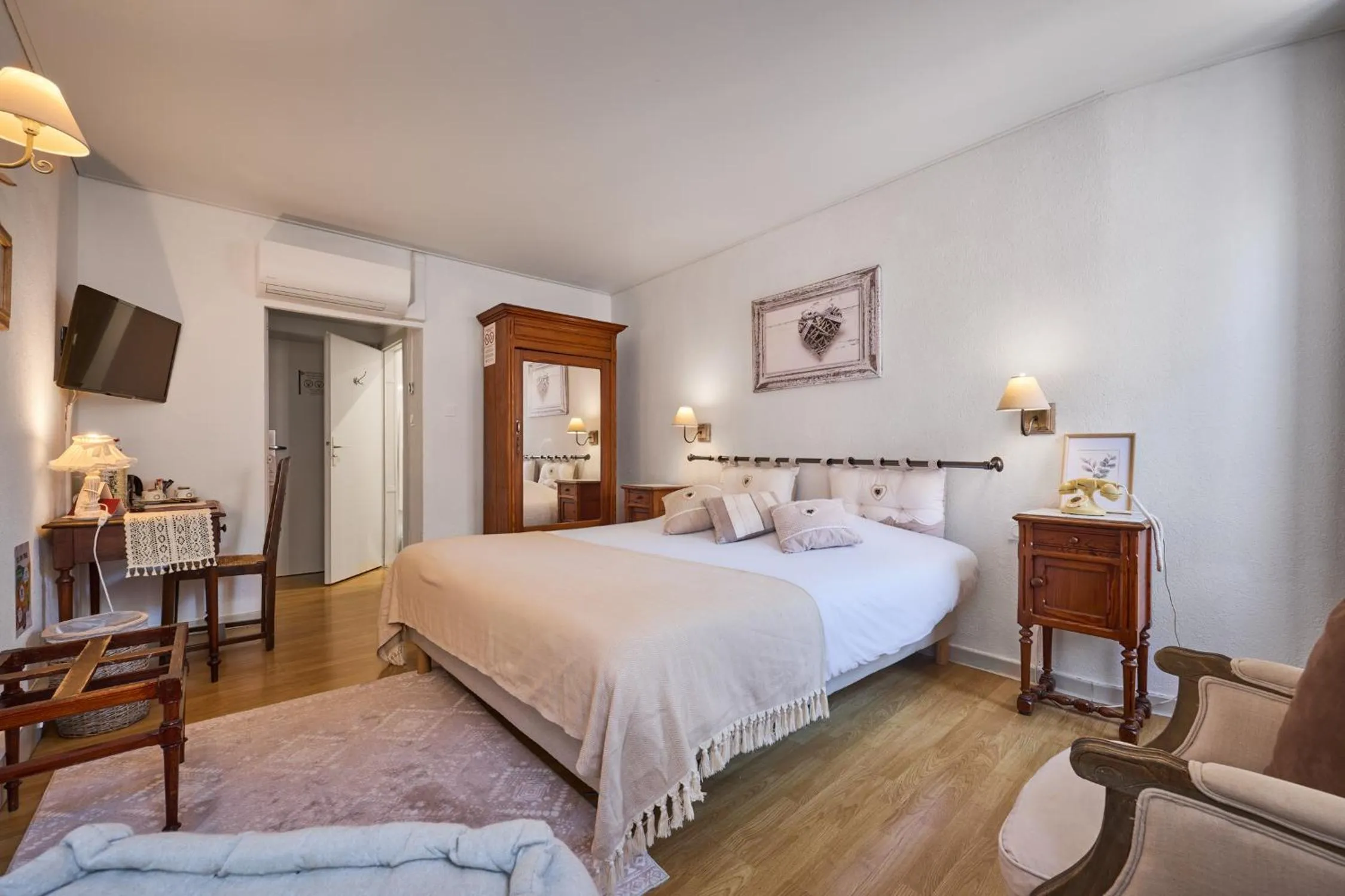 Photo of the whole room, Bed in The Originals Boutique, Hôtel de la Balance, Montbéliard