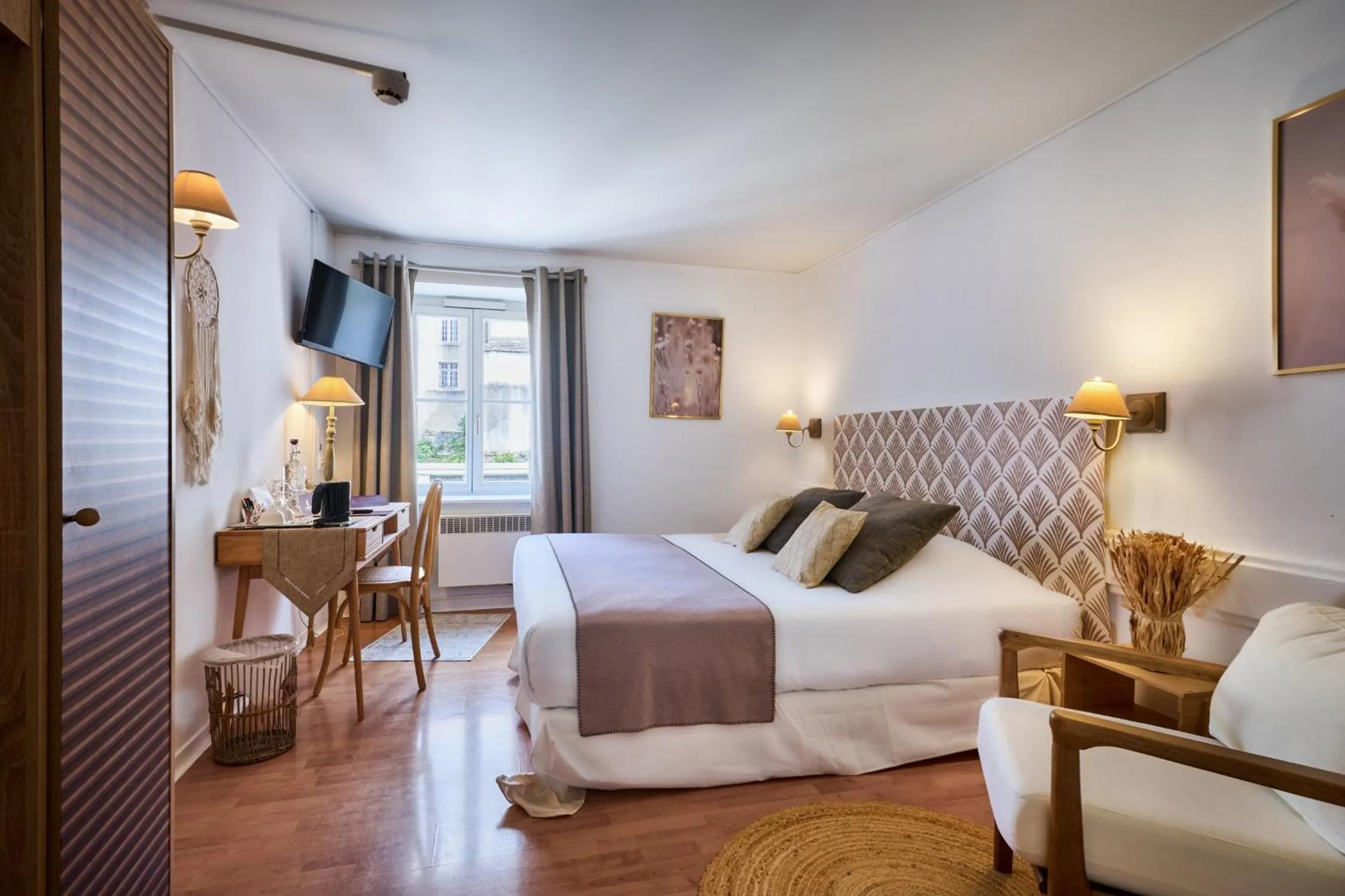 Property building, Bed in The Originals Boutique, Hôtel de la Balance, Montbéliard