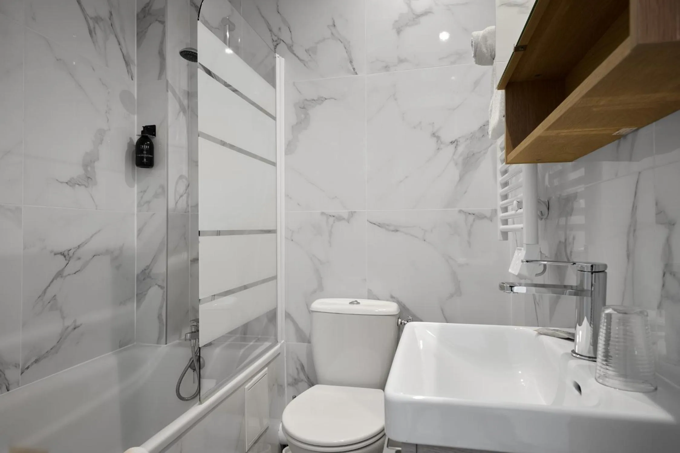 Bathroom in The Originals Boutique, Hôtel de la Balance, Montbéliard