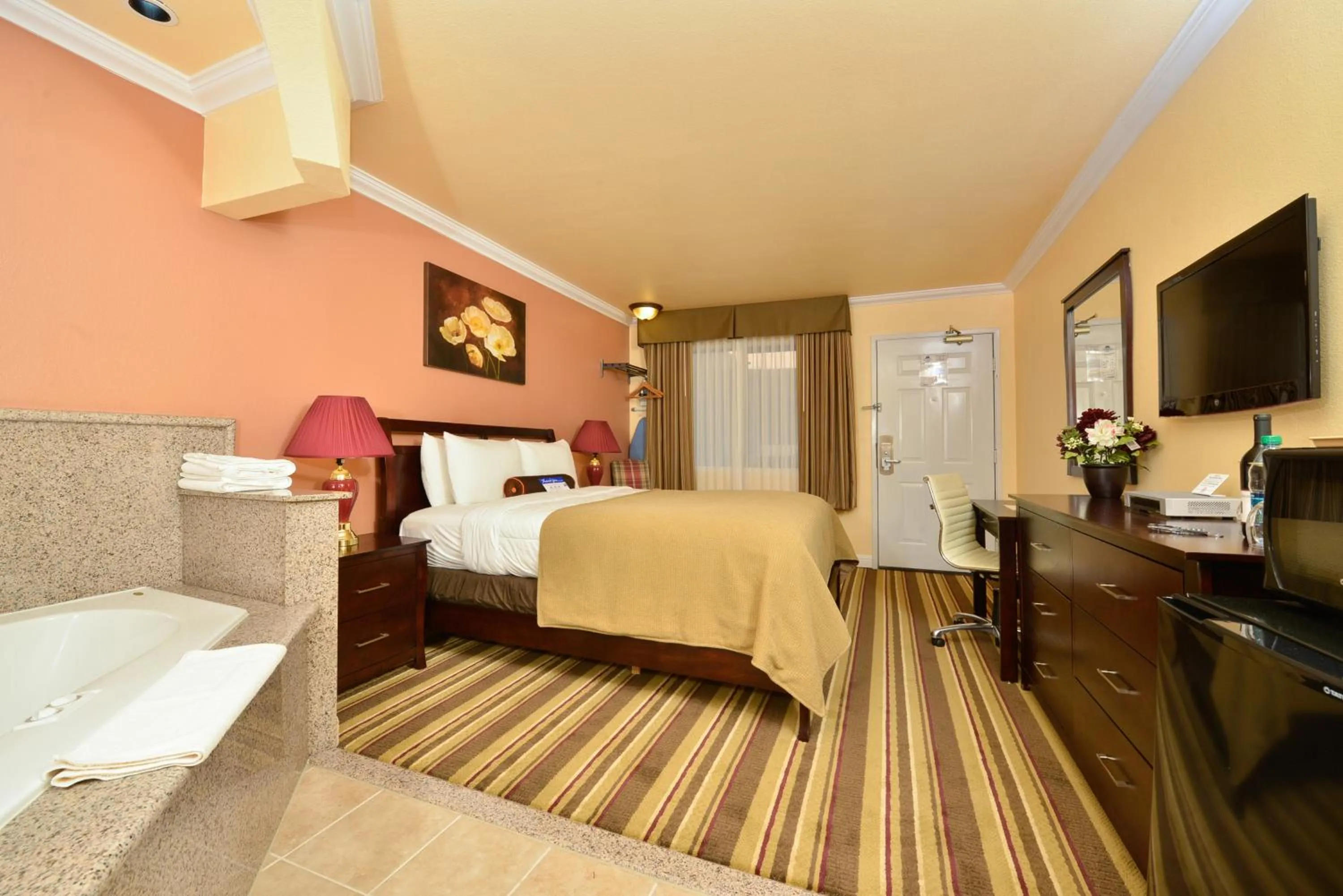 Photo of the whole room, Bed in Inn by the sfo