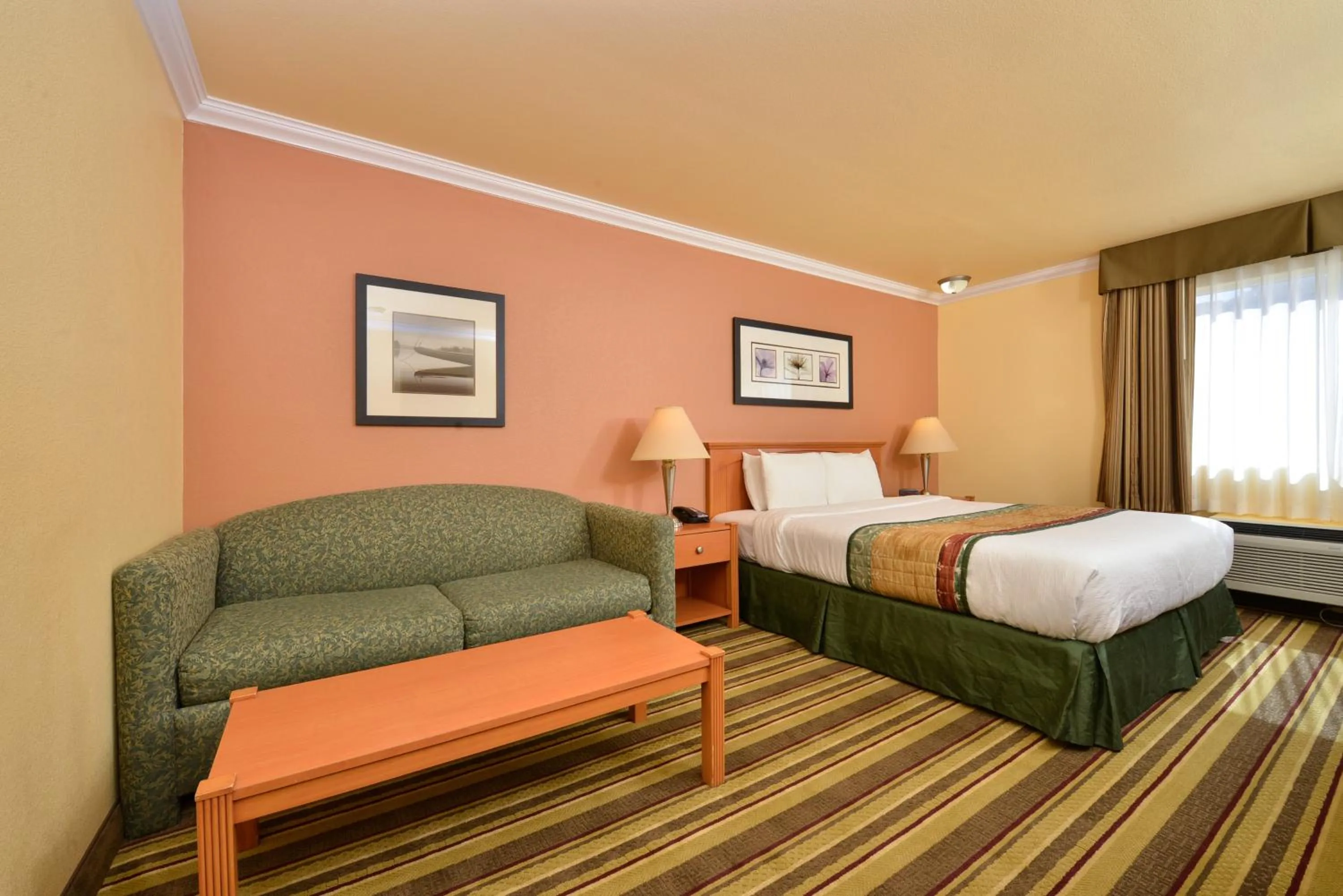 Photo of the whole room, Bed in Inn by the sfo