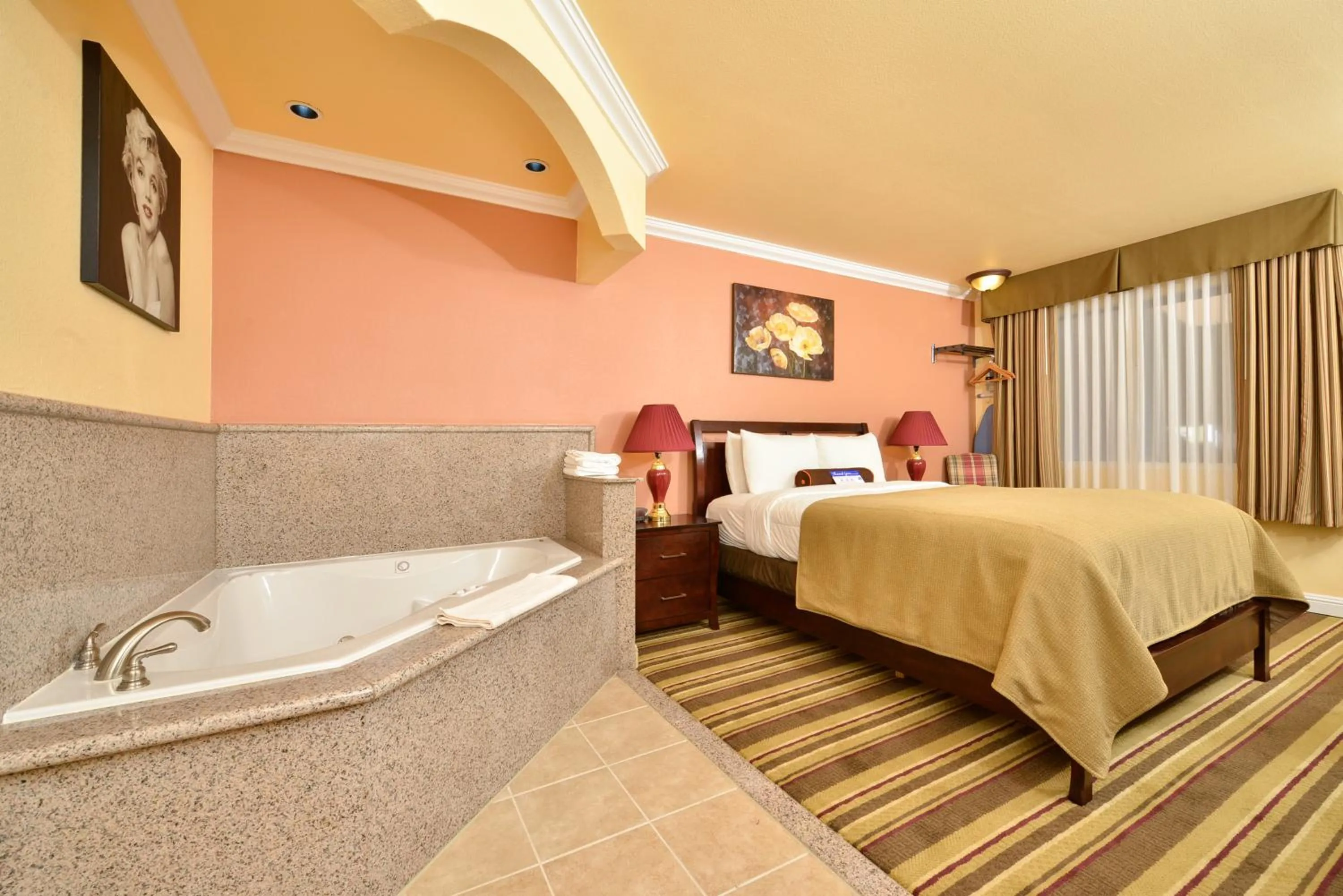 Photo of the whole room, Bed in Inn by the sfo