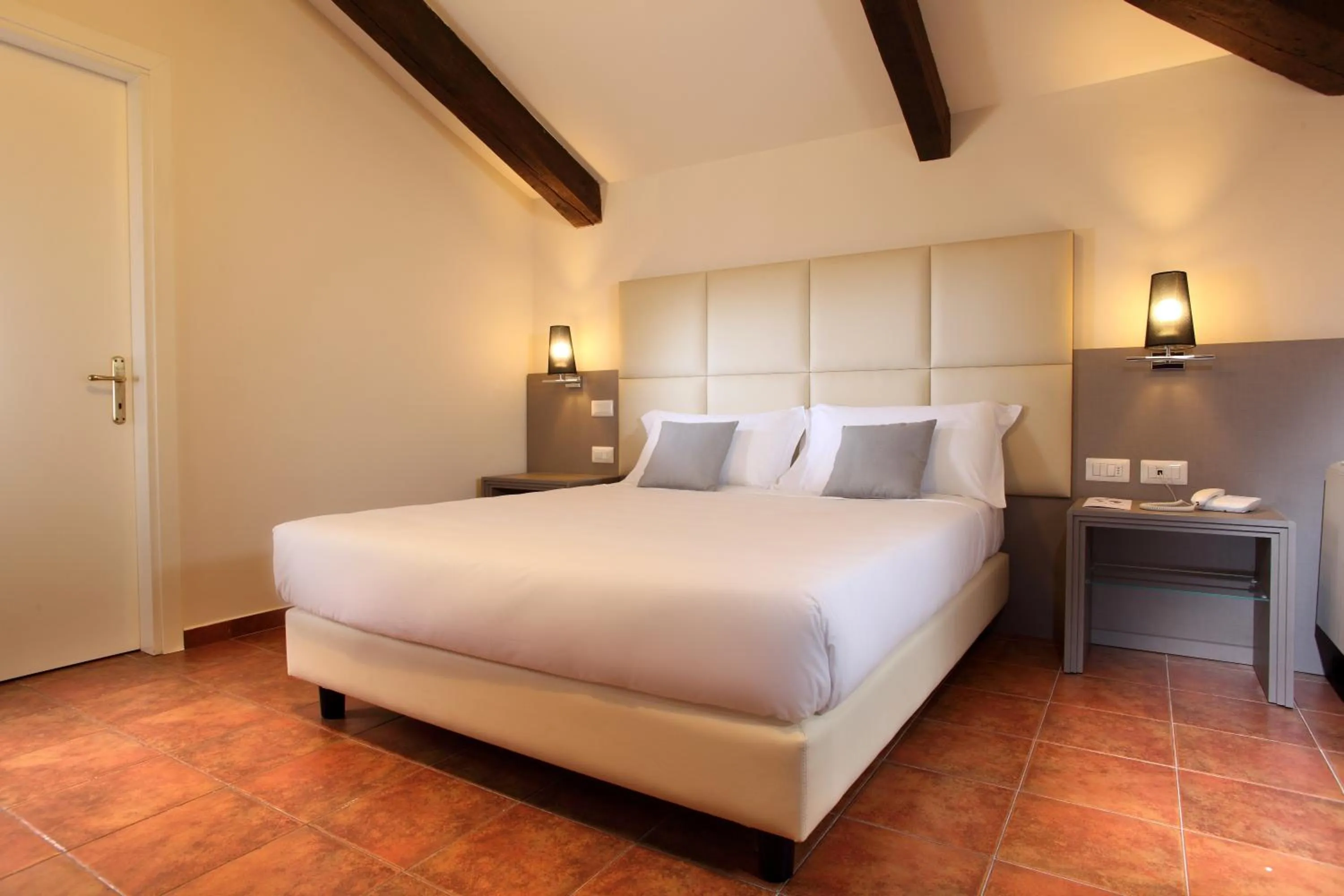 Photo of the whole room, Bed in Hearth Hotel