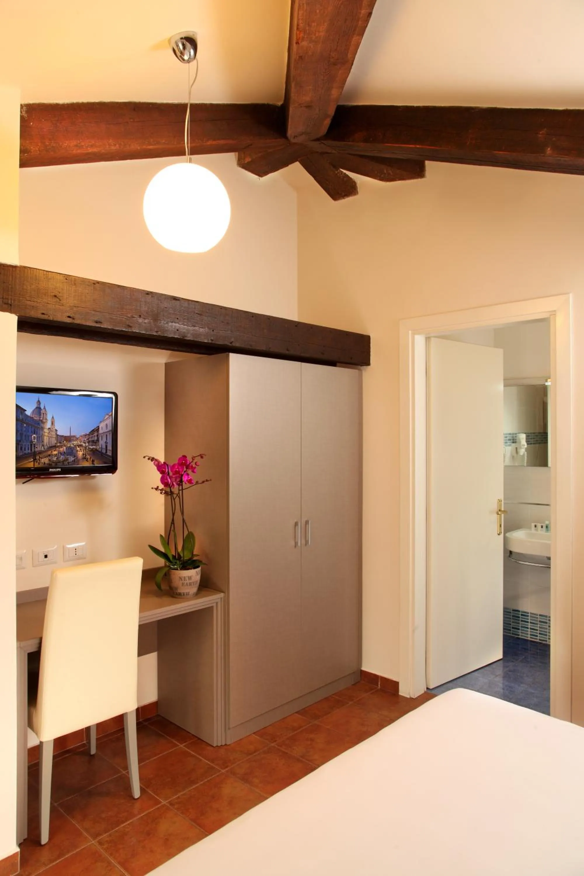 Seating area, Bed in Hearth Hotel