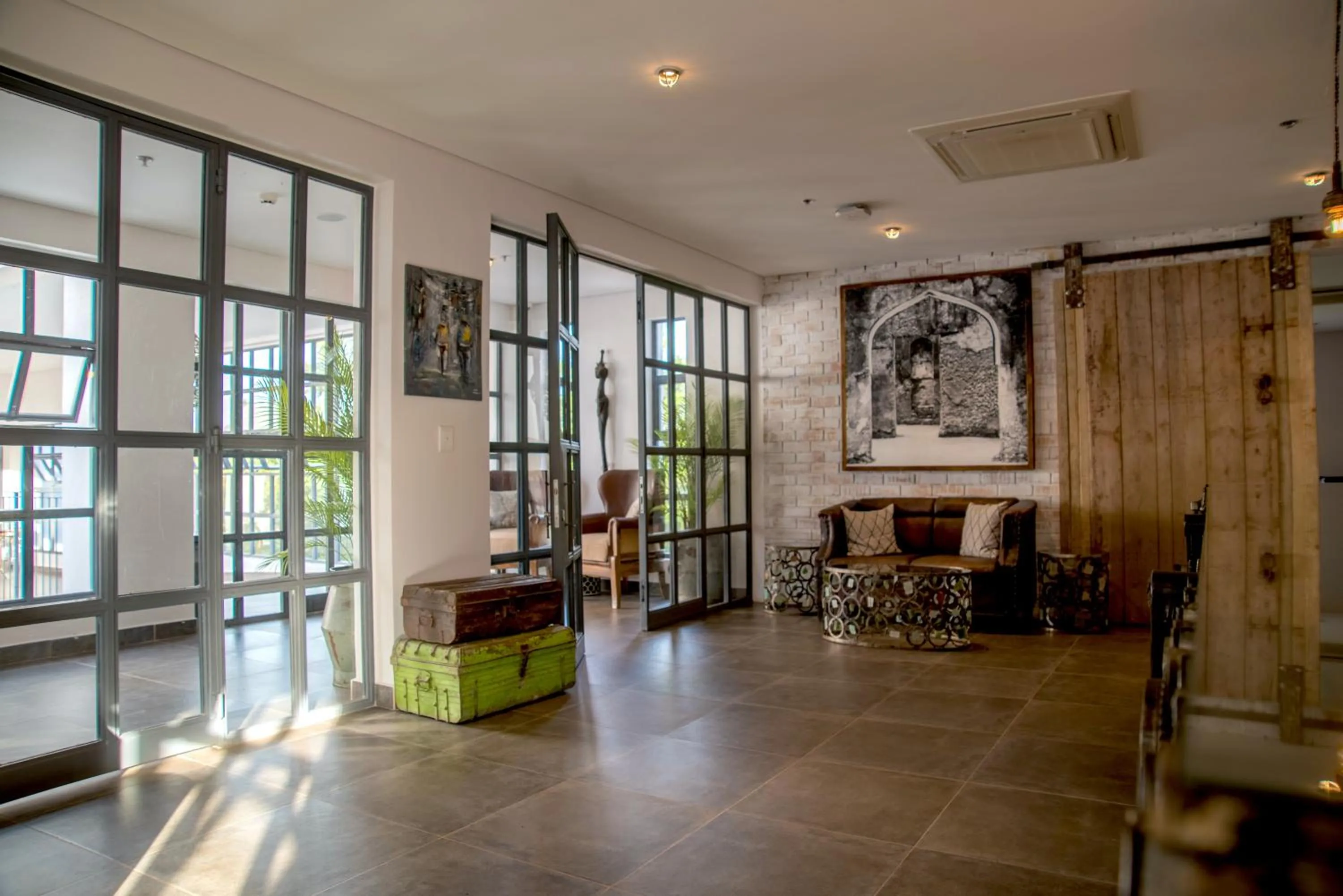 Business facilities in Latitude 0 Degrees