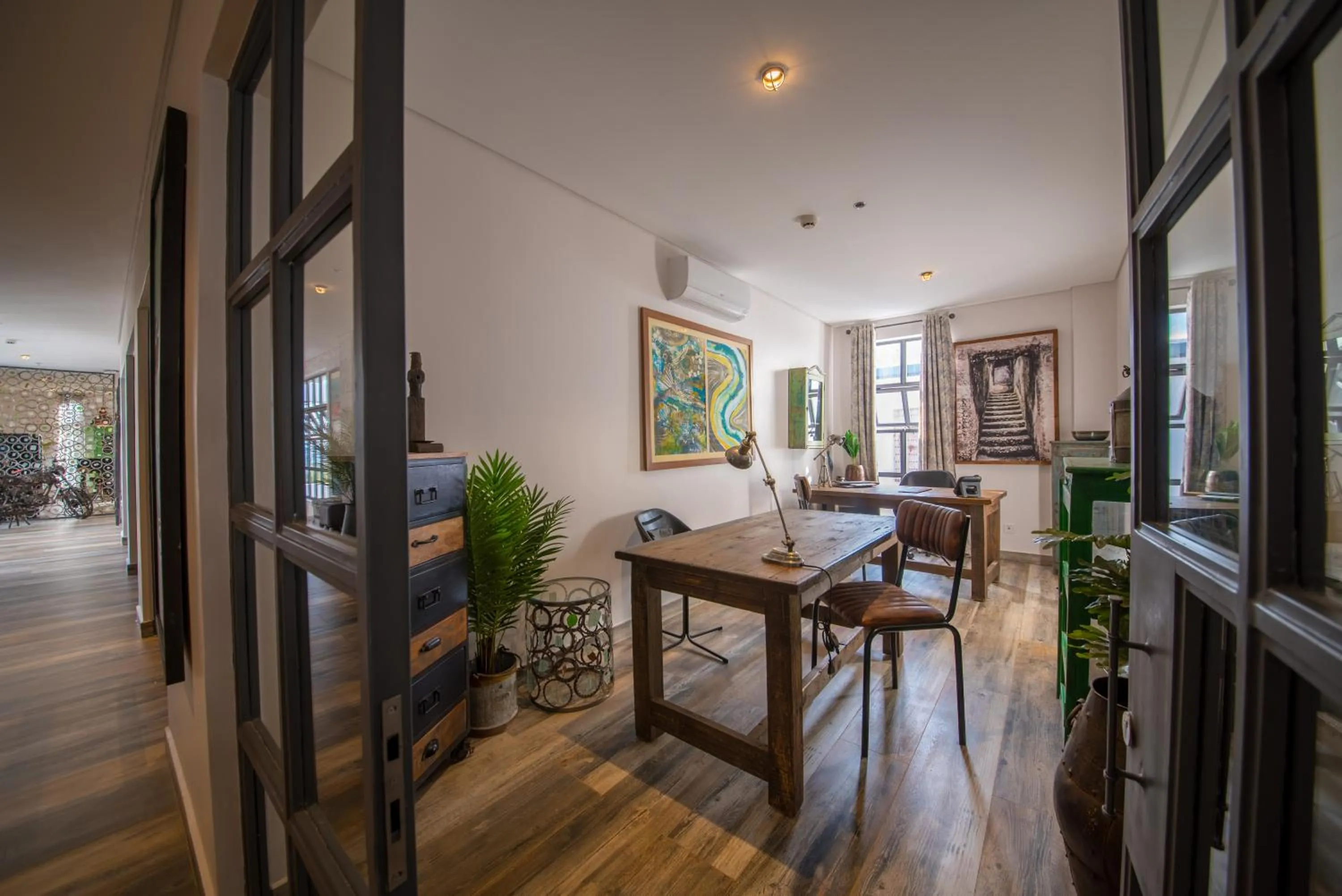 Business facilities in Latitude 0 Degrees