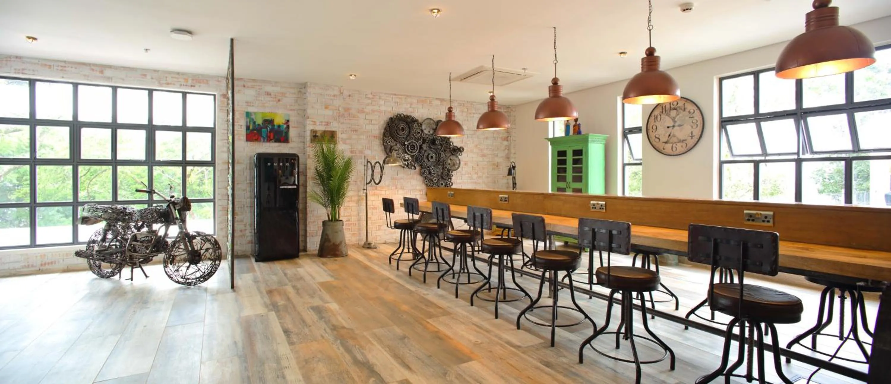 Business facilities in Latitude 0 Degrees