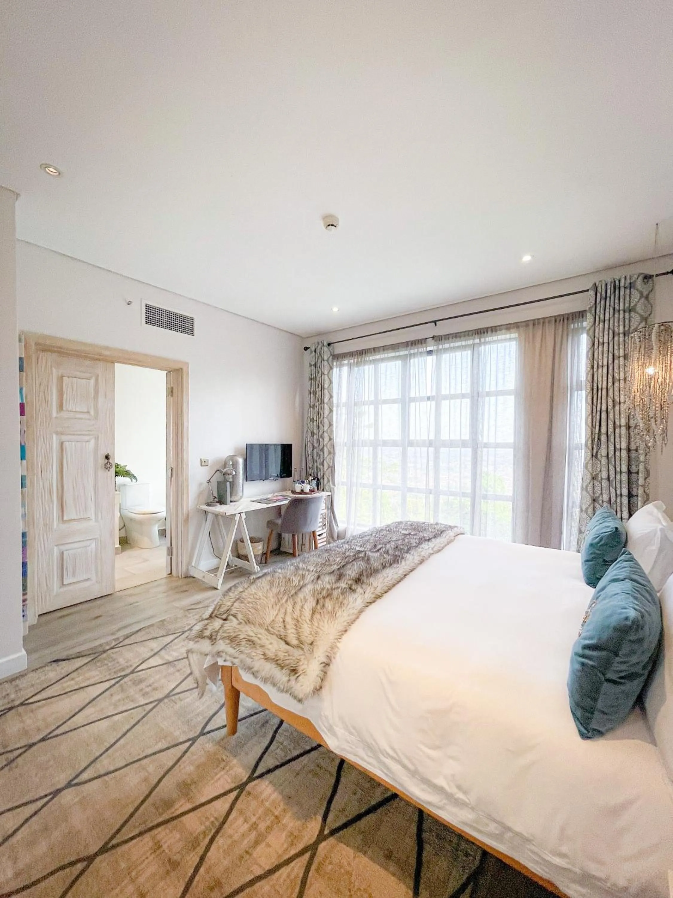 Bedroom, Bed in Latitude 0 Degrees