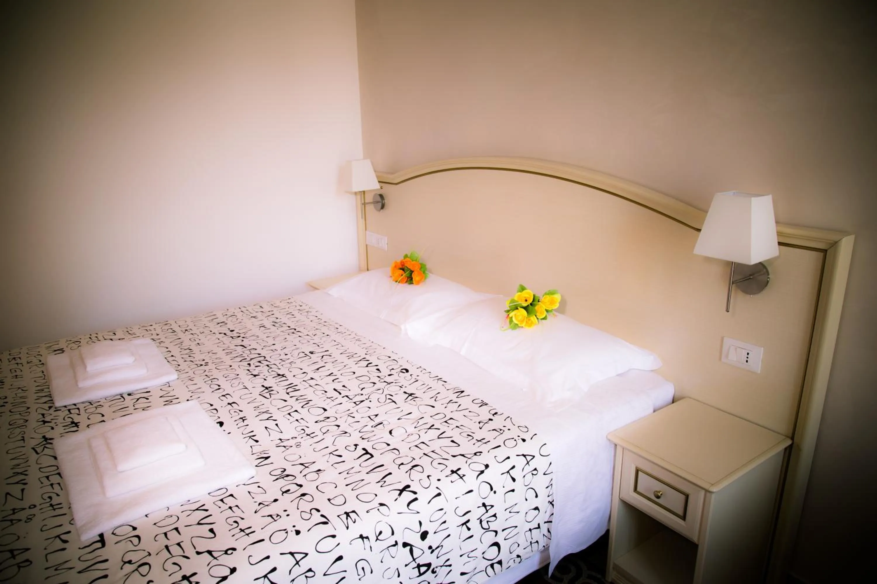 Photo of the whole room, Bed in St. Peter Central Rooms B&B