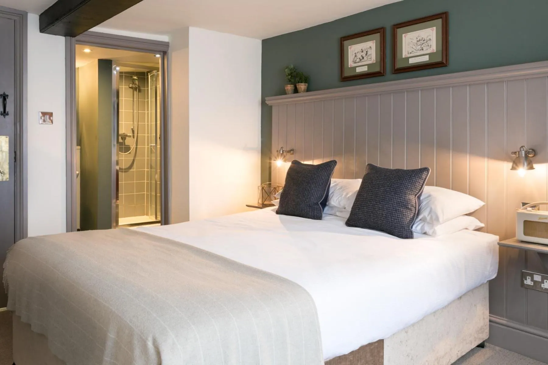 Bathroom, Bed in The Angel & Blue Pig