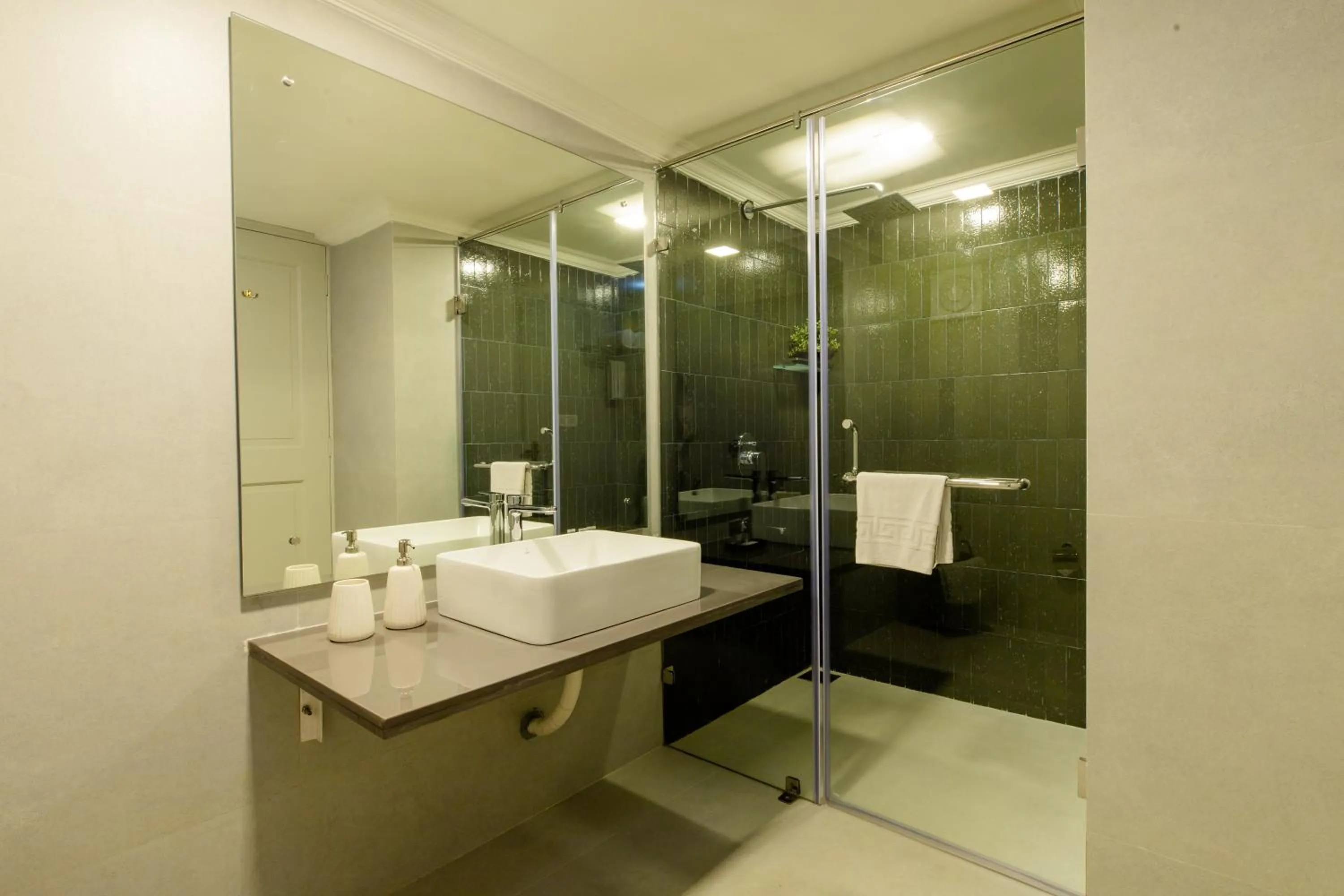 Shower in Aguada Anchorage - The Villa Resort, Candolim