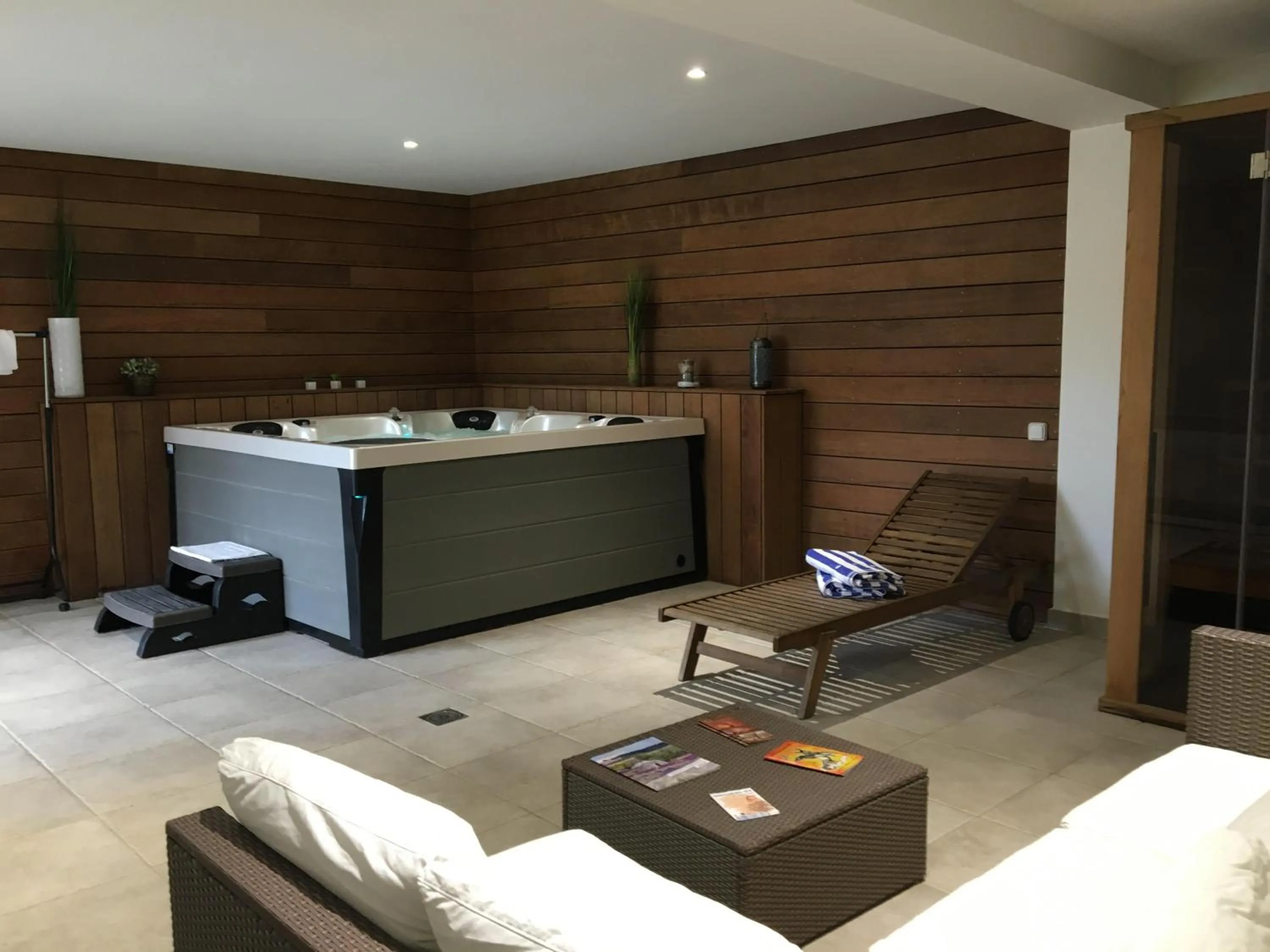 Hot Tub in Logis Hôtel La Bastide des Monges