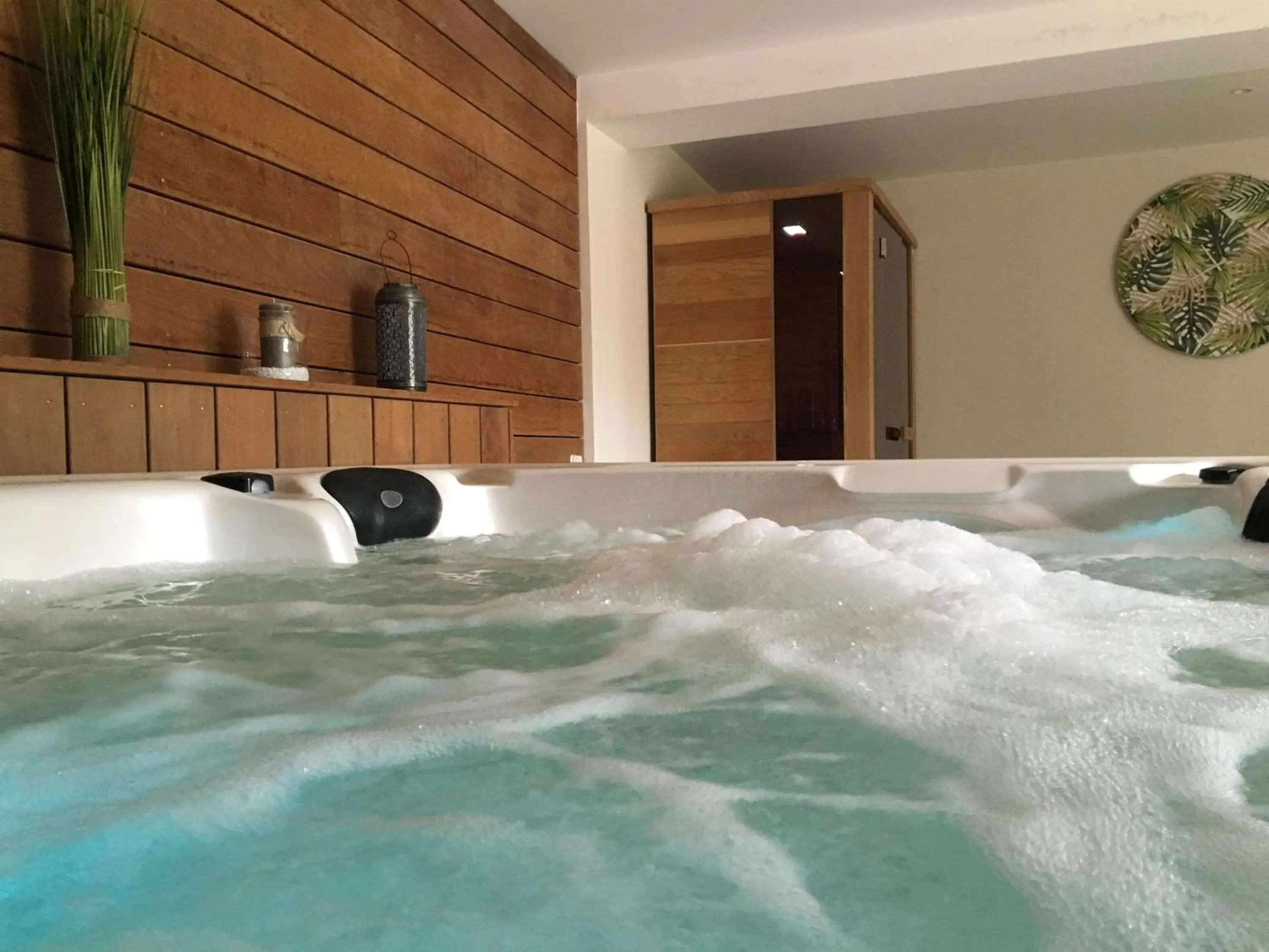 Hot Tub in Logis Hôtel La Bastide des Monges