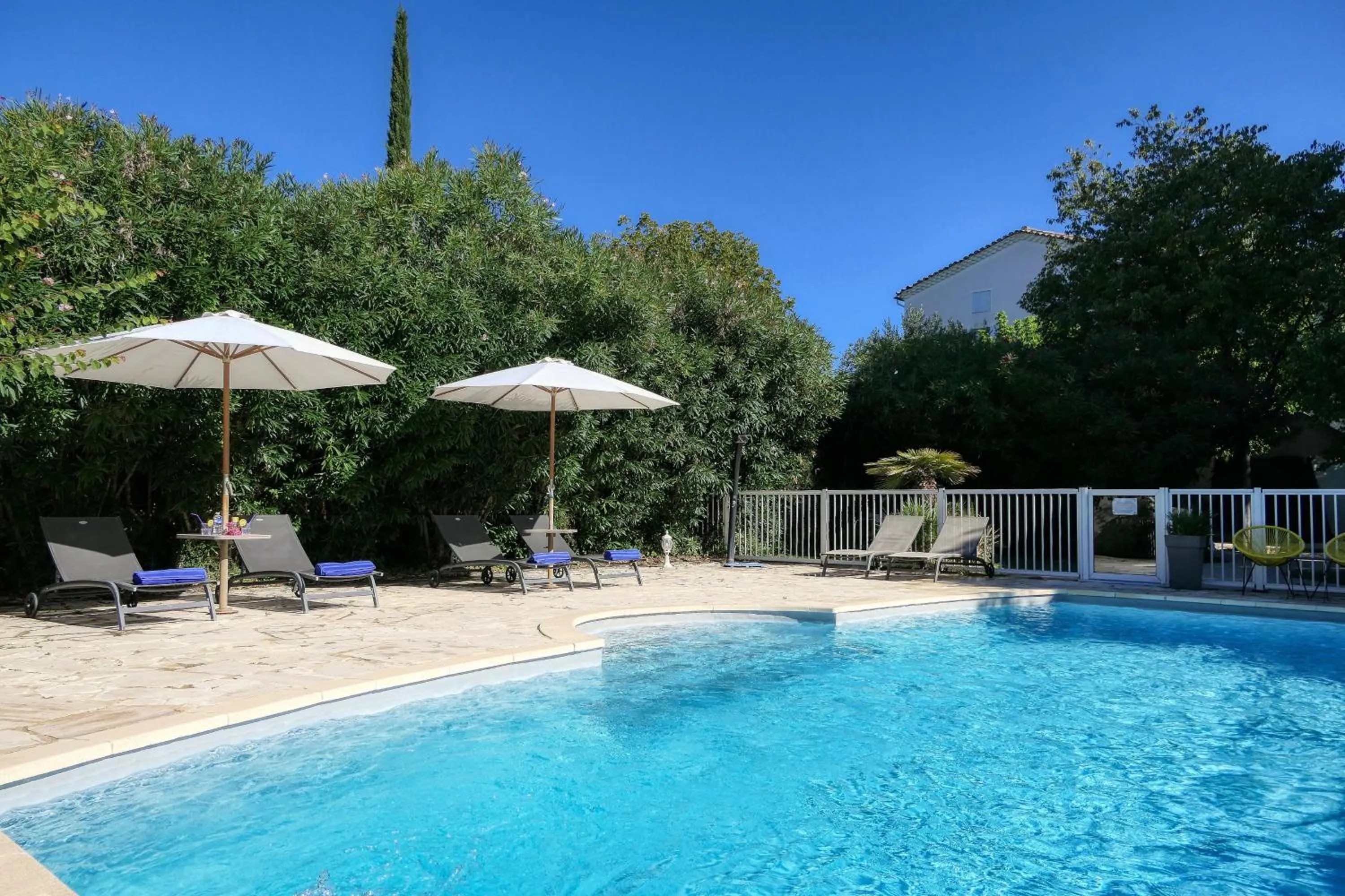 Swimming pool in Logis Hôtel La Bastide des Monges