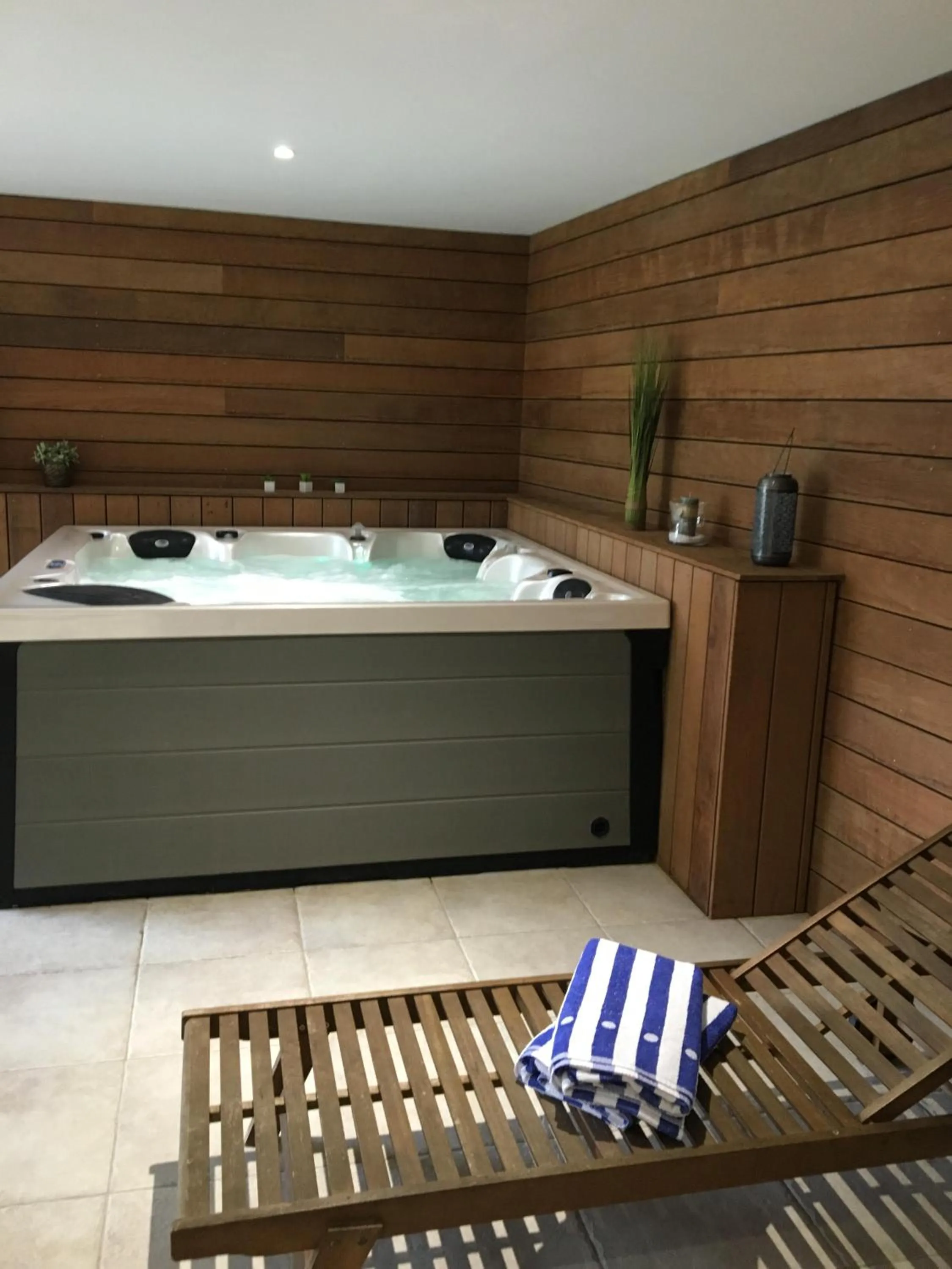 Hot Tub in Logis Hôtel La Bastide des Monges