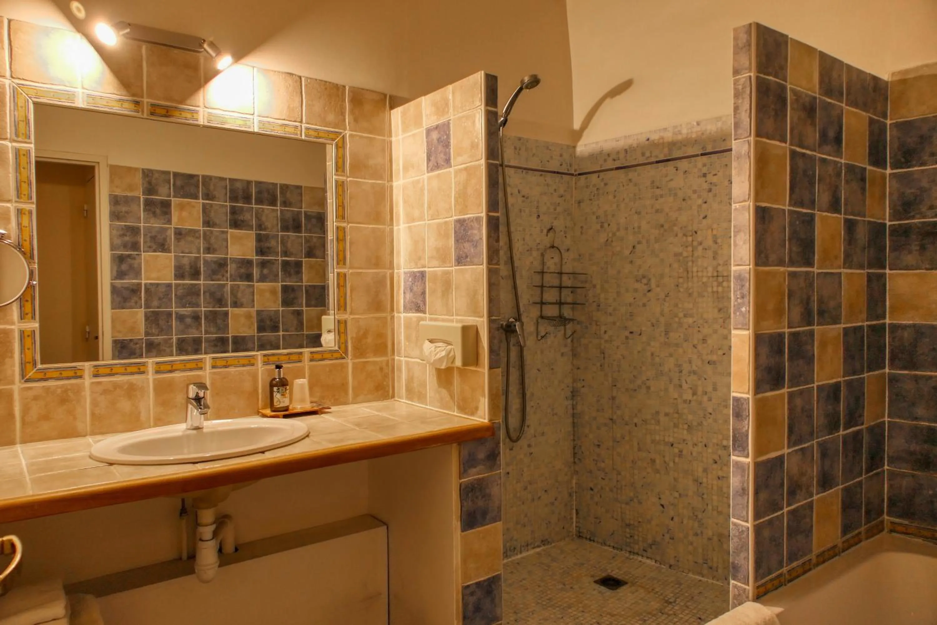Shower in Logis Hôtel La Bastide des Monges