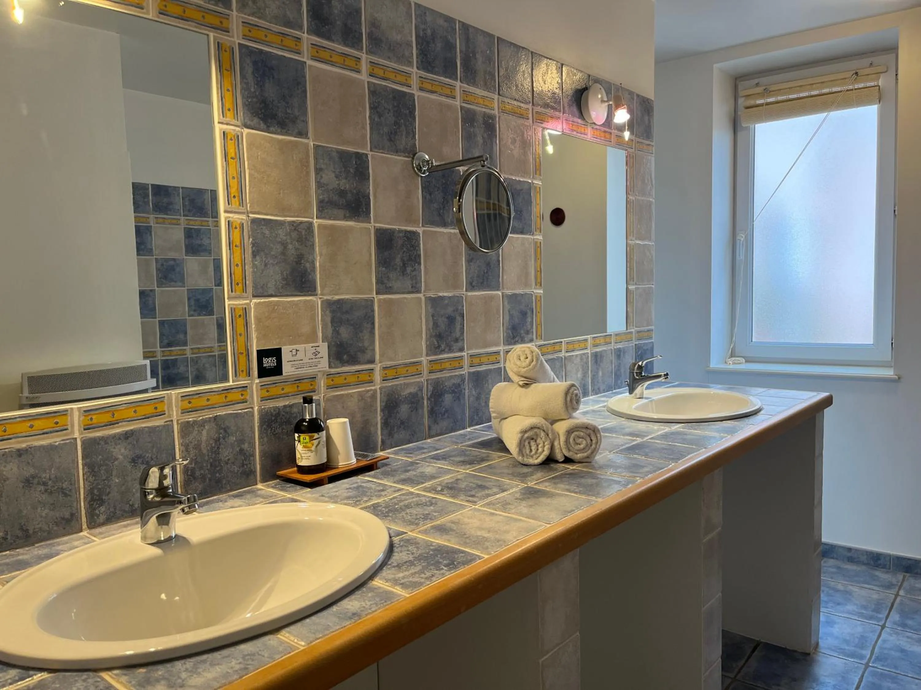 Bathroom in Logis Hôtel La Bastide des Monges