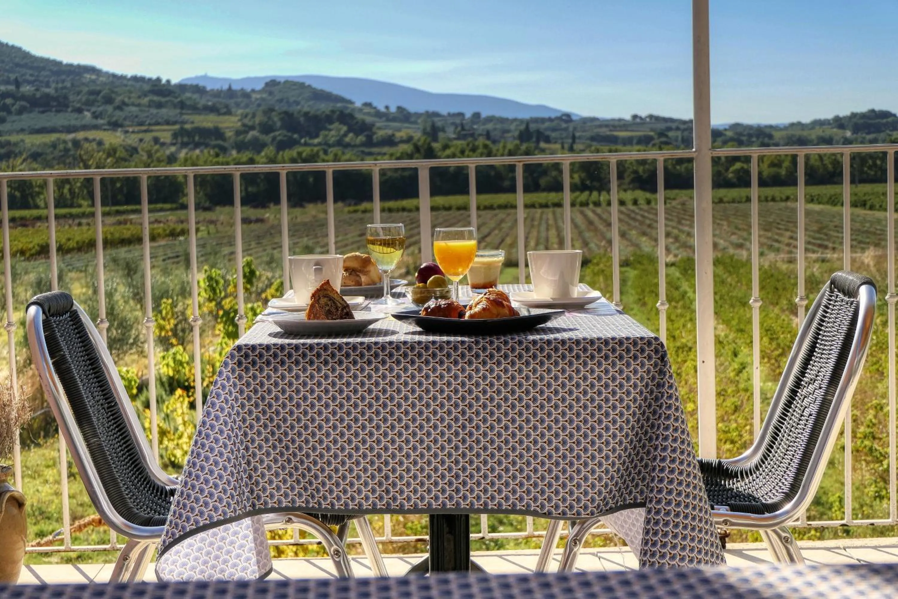 Buffet breakfast in Logis Hôtel La Bastide des Monges