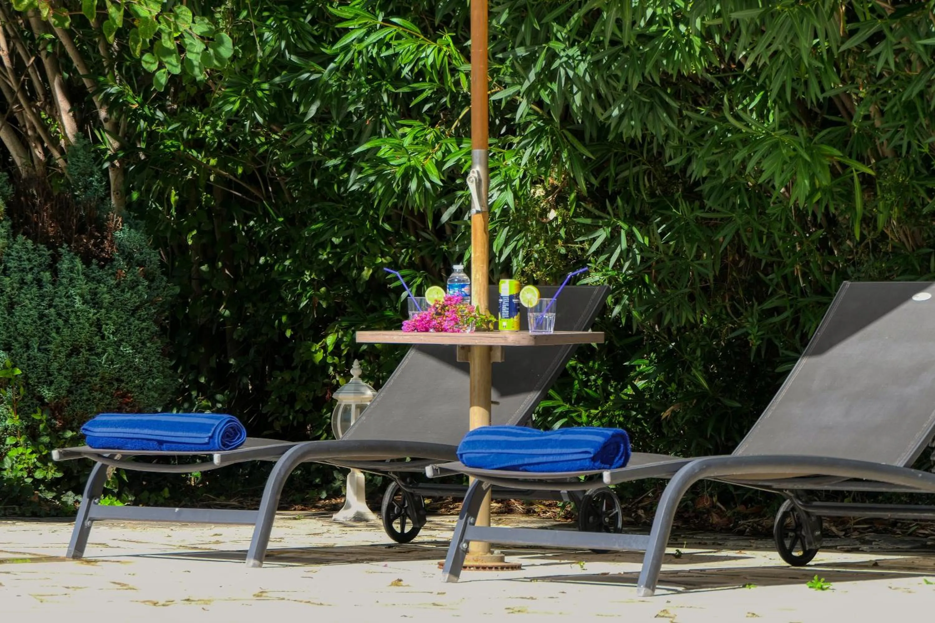 Swimming pool in Logis Hôtel La Bastide des Monges