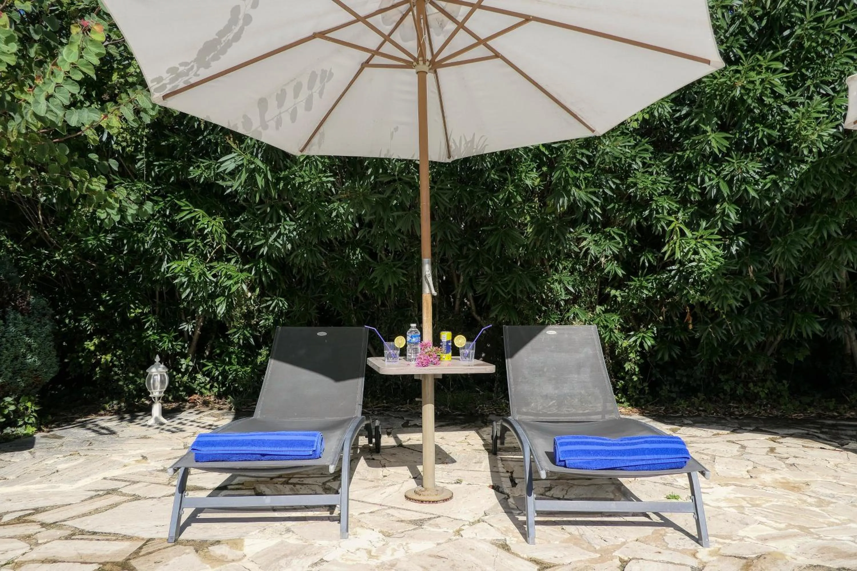 Swimming pool in Logis Hôtel La Bastide des Monges