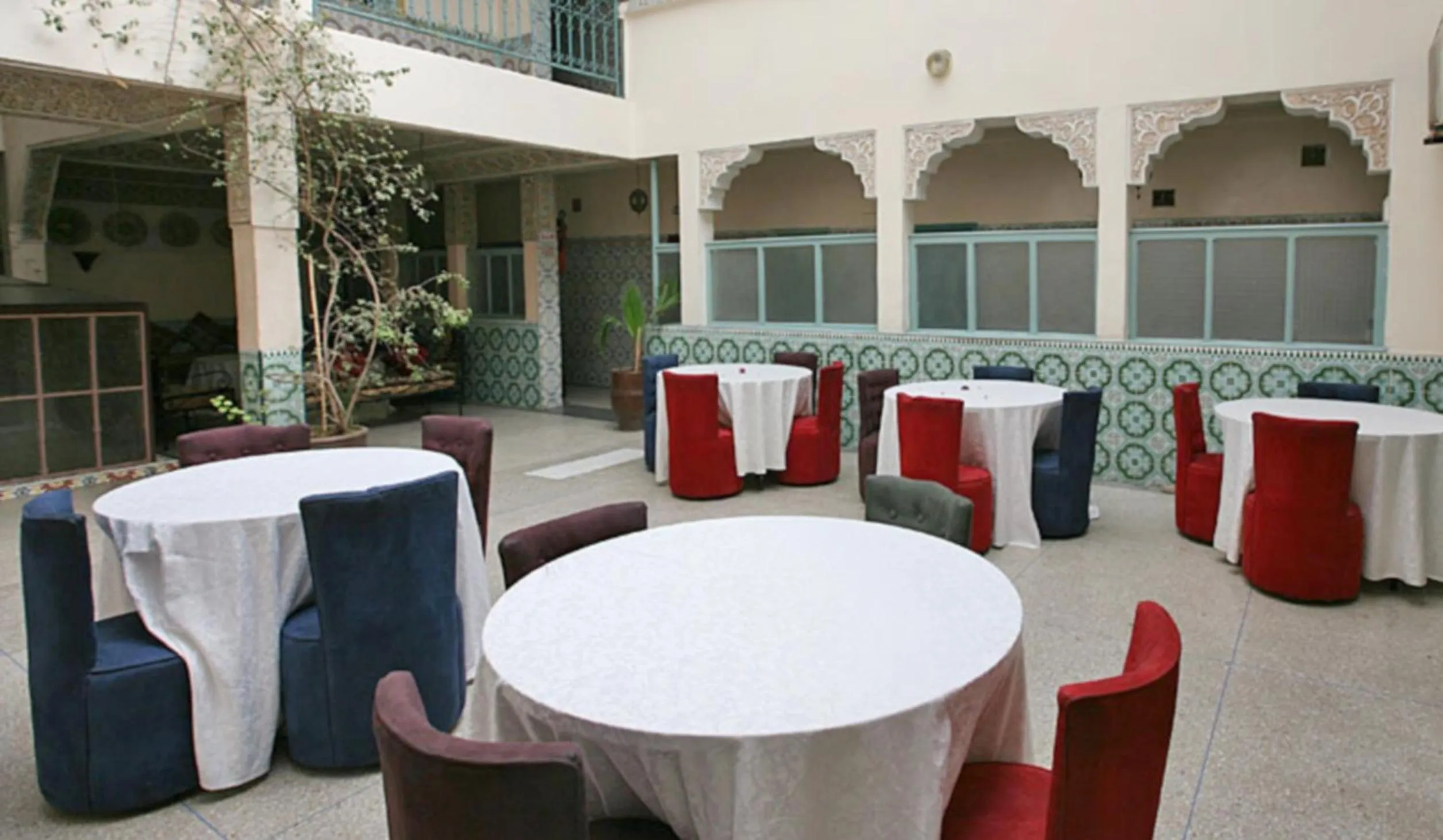 Restaurant/places to eat in Hotel Ali