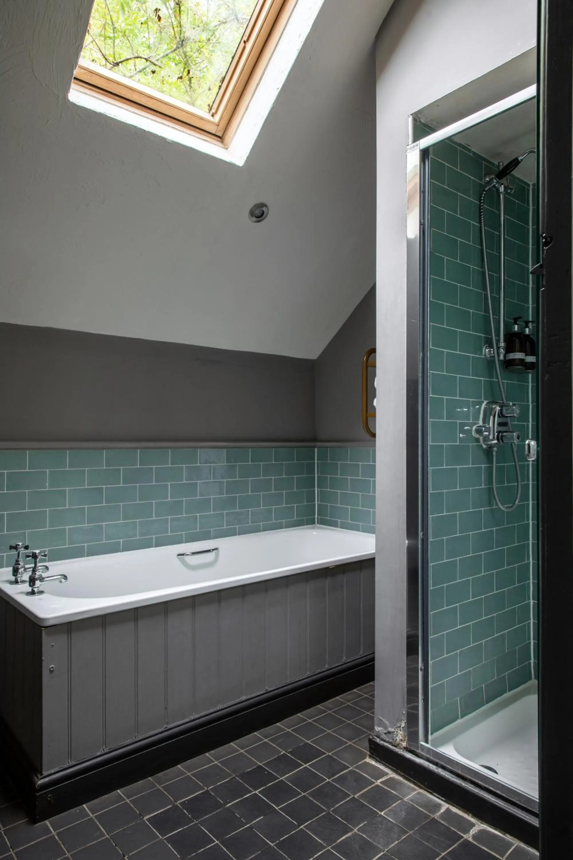 Bathroom in The White Hart Ford